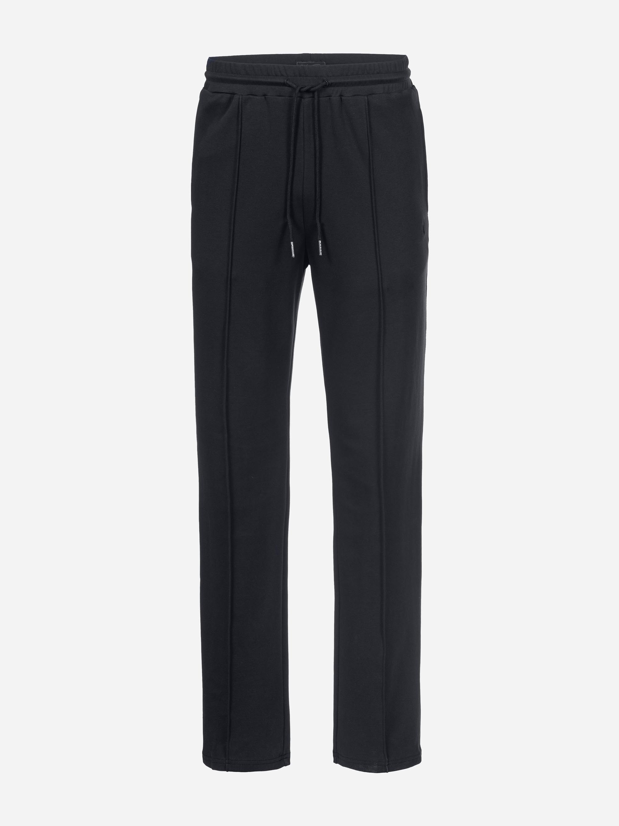 Schwarze Jogginghose mit elastischem Bund, Kordelzug, Seitentaschen und dezenten vertikalen Nähten auf der Vorderseite jedes Beins auf weißem Grund.