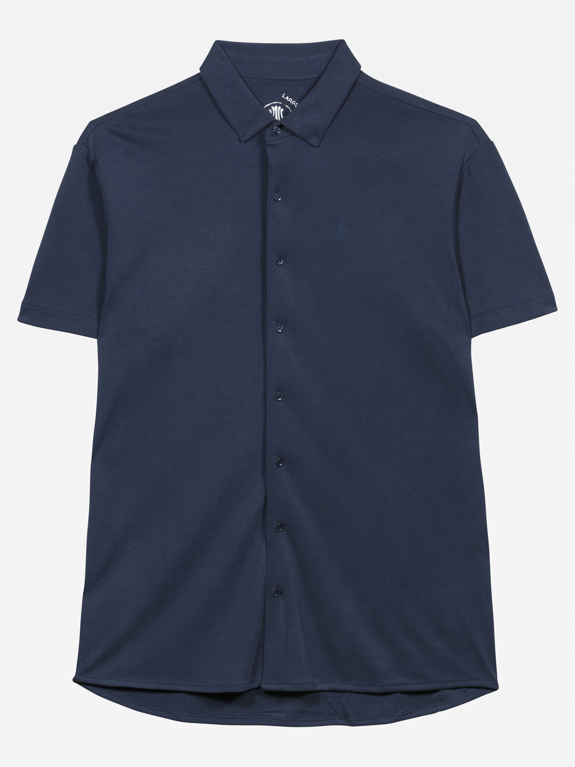 Ein marineblaues, kurzärmeliges Hemd mit Kragen, das flach vor einem weißen Hintergrund liegt.