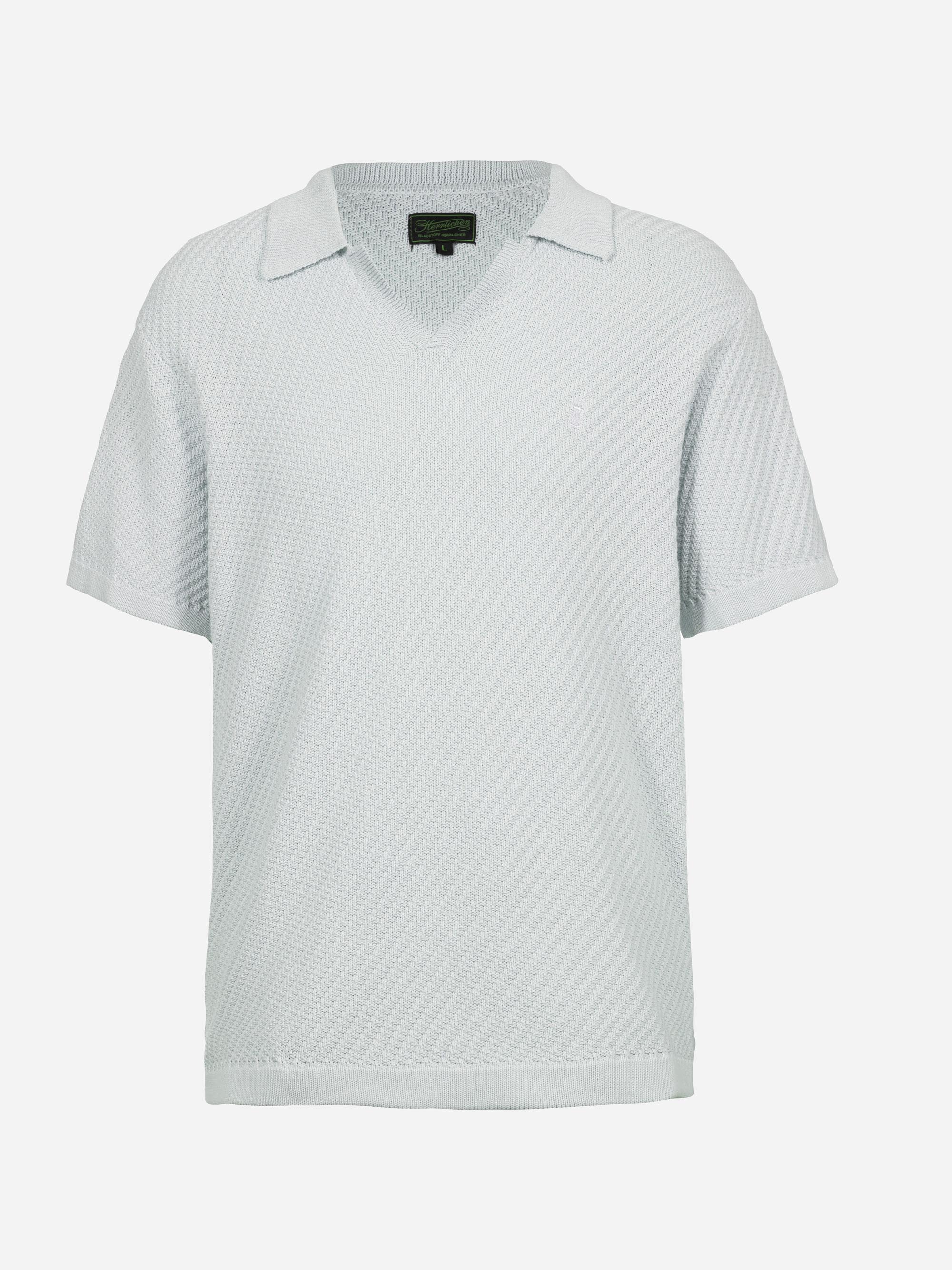 Hellblaues, kurzärmeliges Strickhemd mit strukturiertem Muster, offenem Kragen und lockerer Passform auf einfarbig weißem Hintergrund.