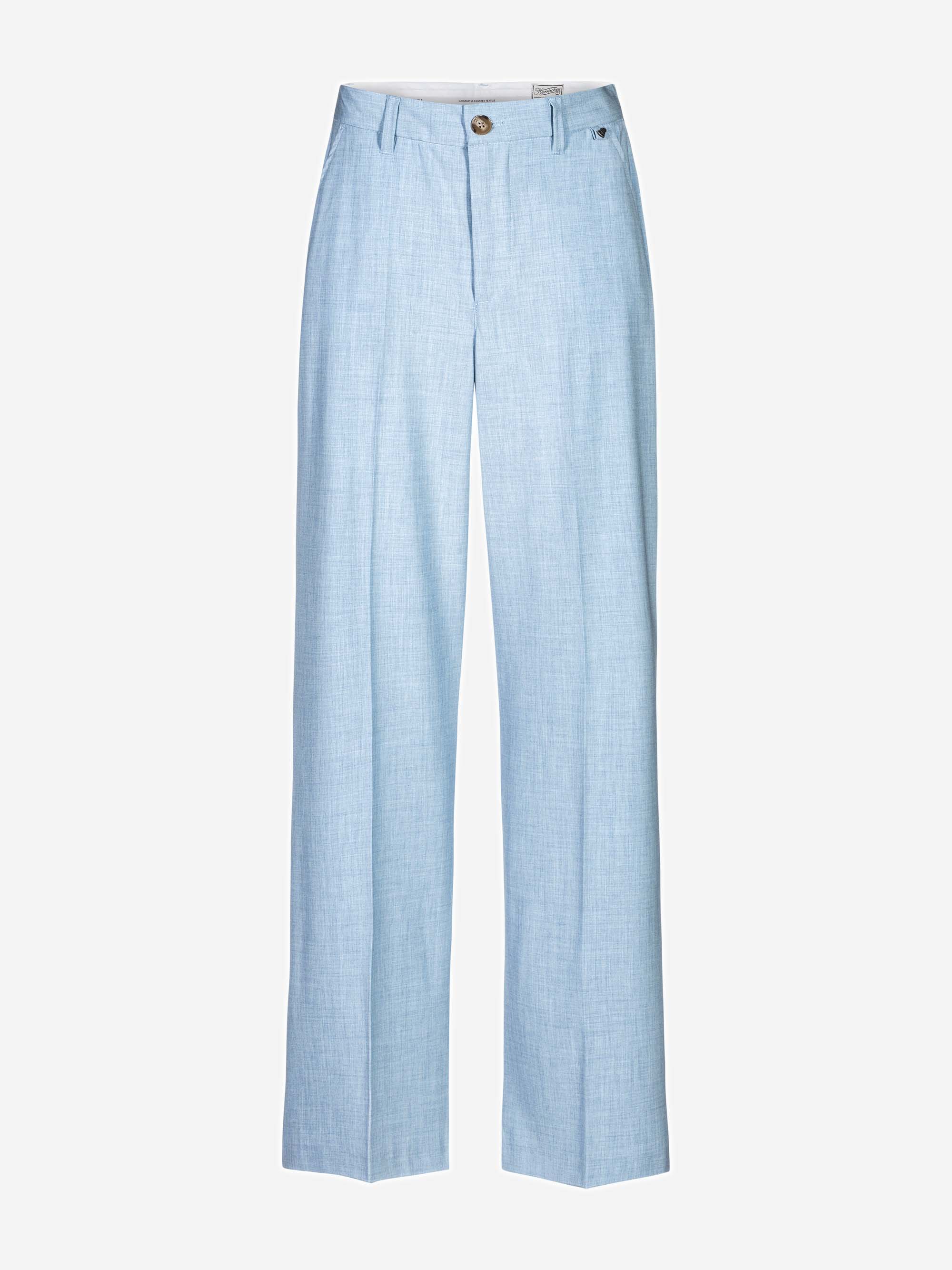 Hellblaue, hochtaillierte Hose mit weitem Bein, Knopf- und Reißverschluss, zwei Seitentaschen und dezenten Schneiderdetails auf weißem Grund.