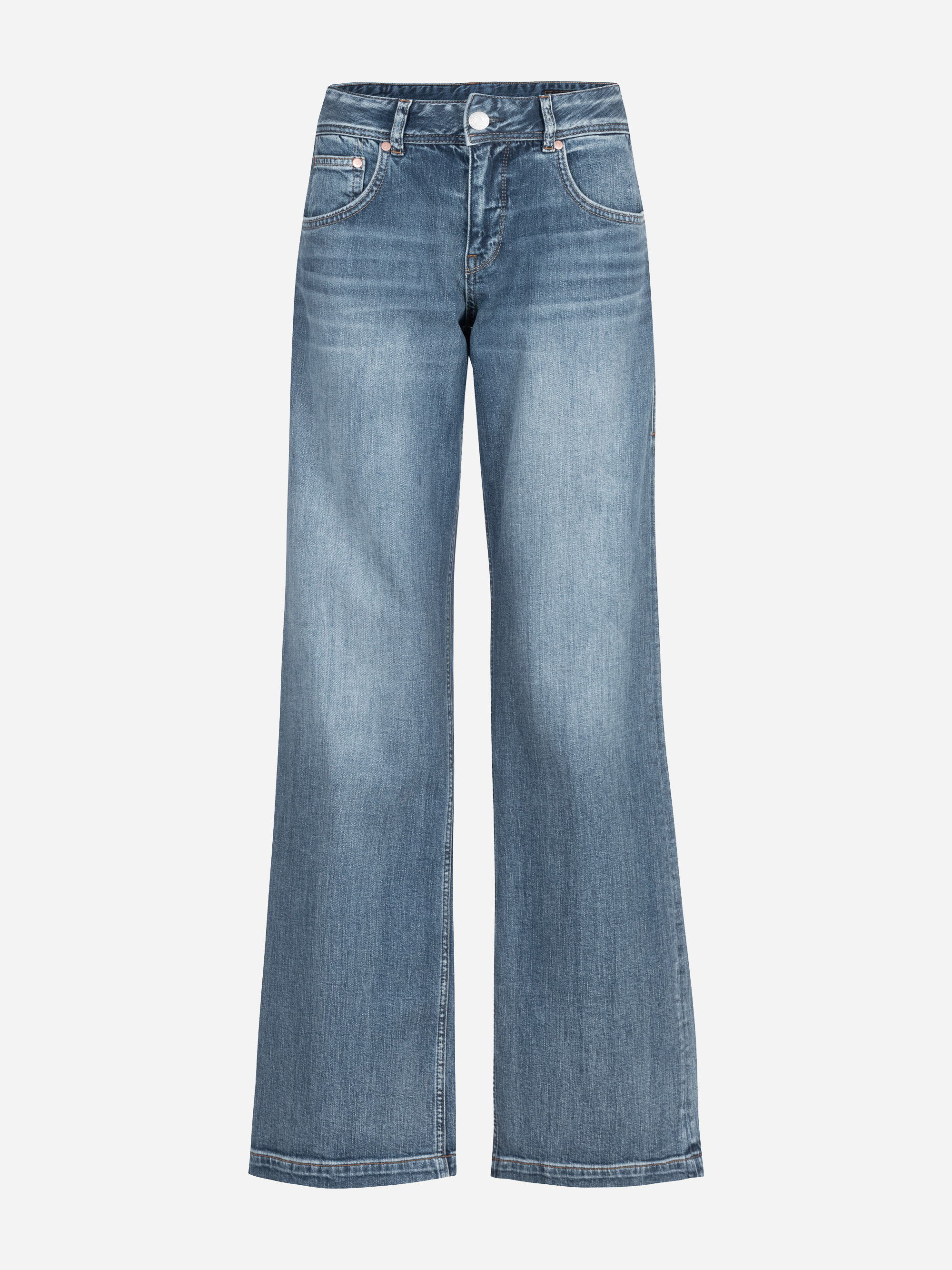 Hellblaue Jeans mit hoher Taille und weitem Bein, mit Taschen vorne und hinten, Knopf- und Reißverschluss sowie dezenten Verwaschungen an den Oberschenkeln und Knien, präsentiert vor einem schlichten weißen Hintergrund.
