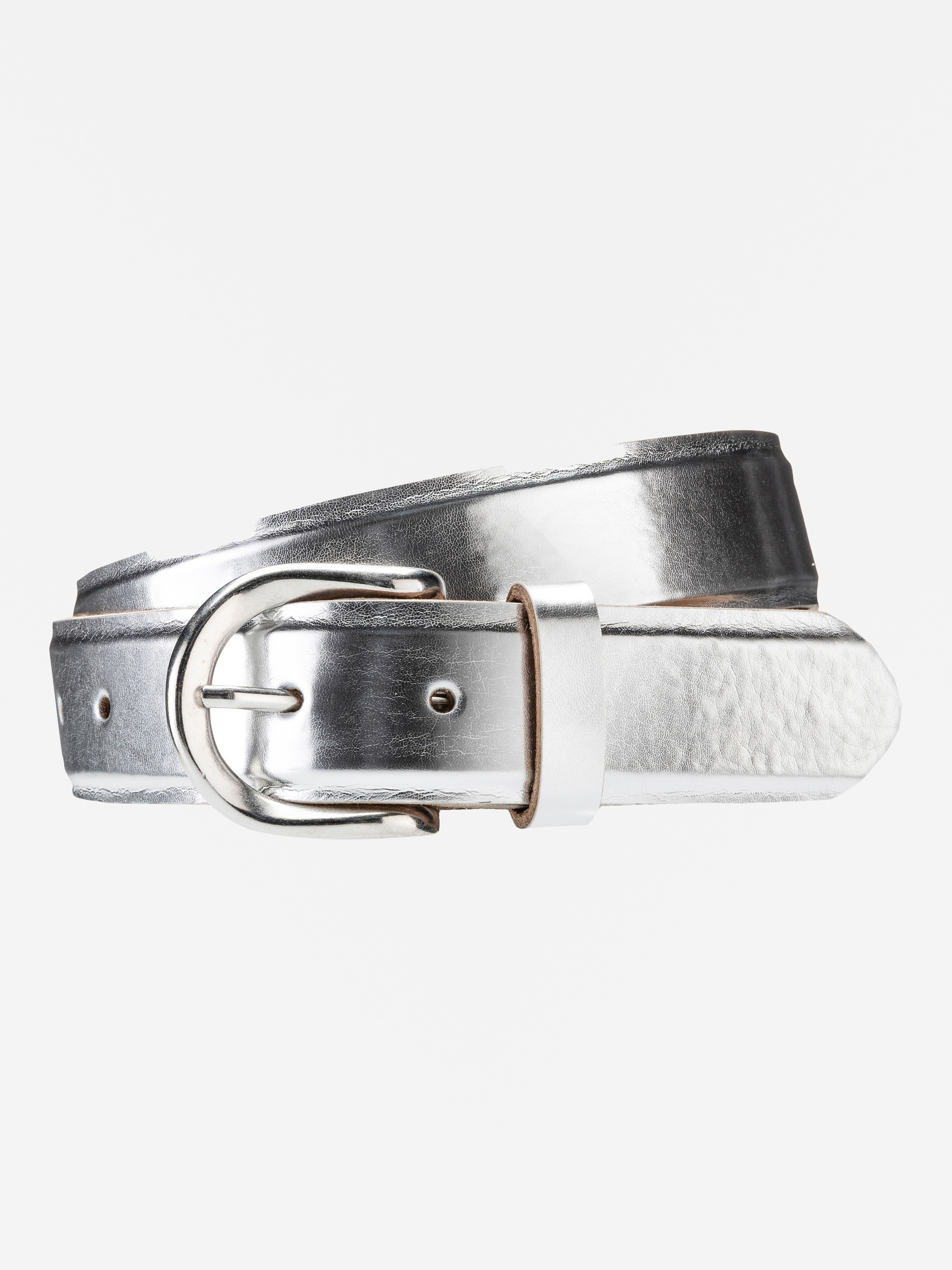 Ein metallisch silberner Ledergürtel mit glänzender Oberfläche, aufgerollt mit einer klassischen silbernen Schnalle, auf einem schlichten weißen Hintergrund.