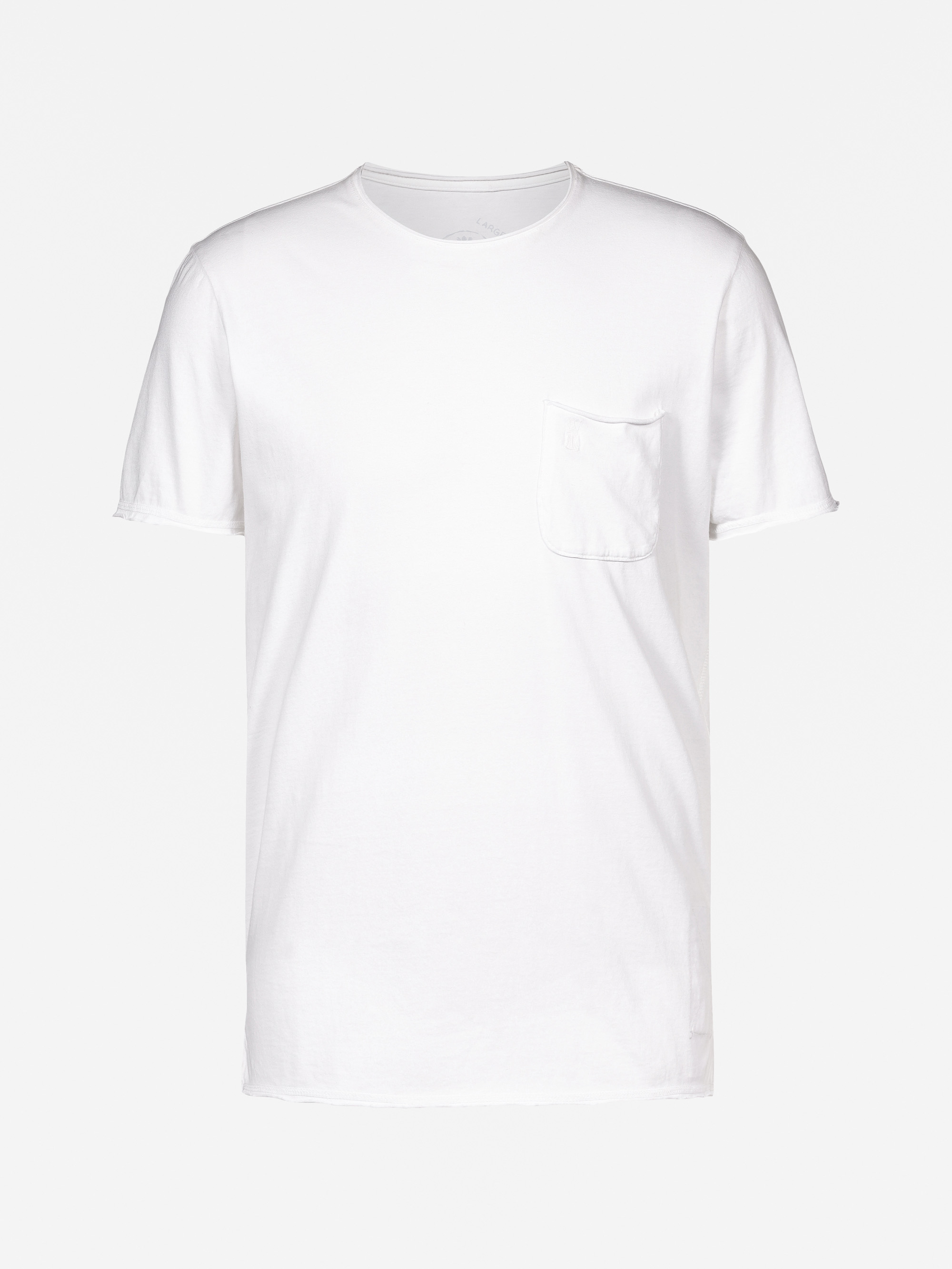Schlichtes weißes Kurzarm-T-Shirt mit Rundhalsausschnitt und einer Brusttasche auf weißem Grund.