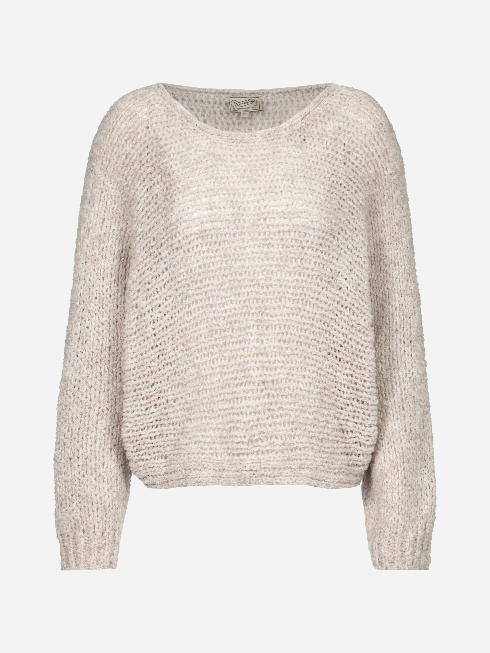 Ein hellbeiger, locker gestrickter Pullover mit langen Ärmeln und einem weiten, runden Ausschnitt. Der Pullover wirkt weich und leicht durchscheinend, hat eine lockere Passform und gerippte Bündchen und Saum.