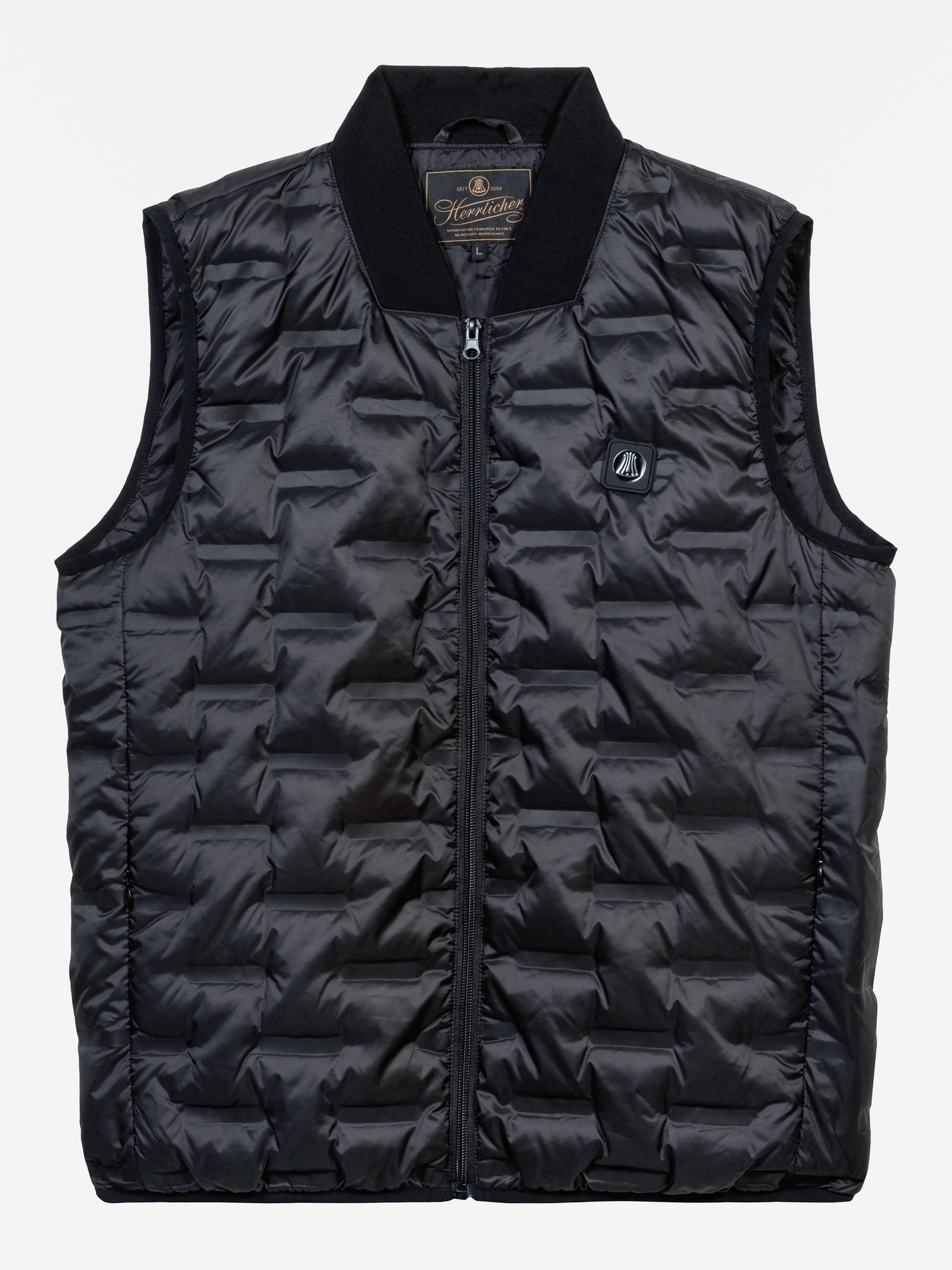 Schwarze, gesteppte, ärmellose Weste mit Frontreißverschluss, geripptem Kragen und kleinem, gesticktem Logo auf der linken Brust vor einem schlichten weißen Hintergrund.