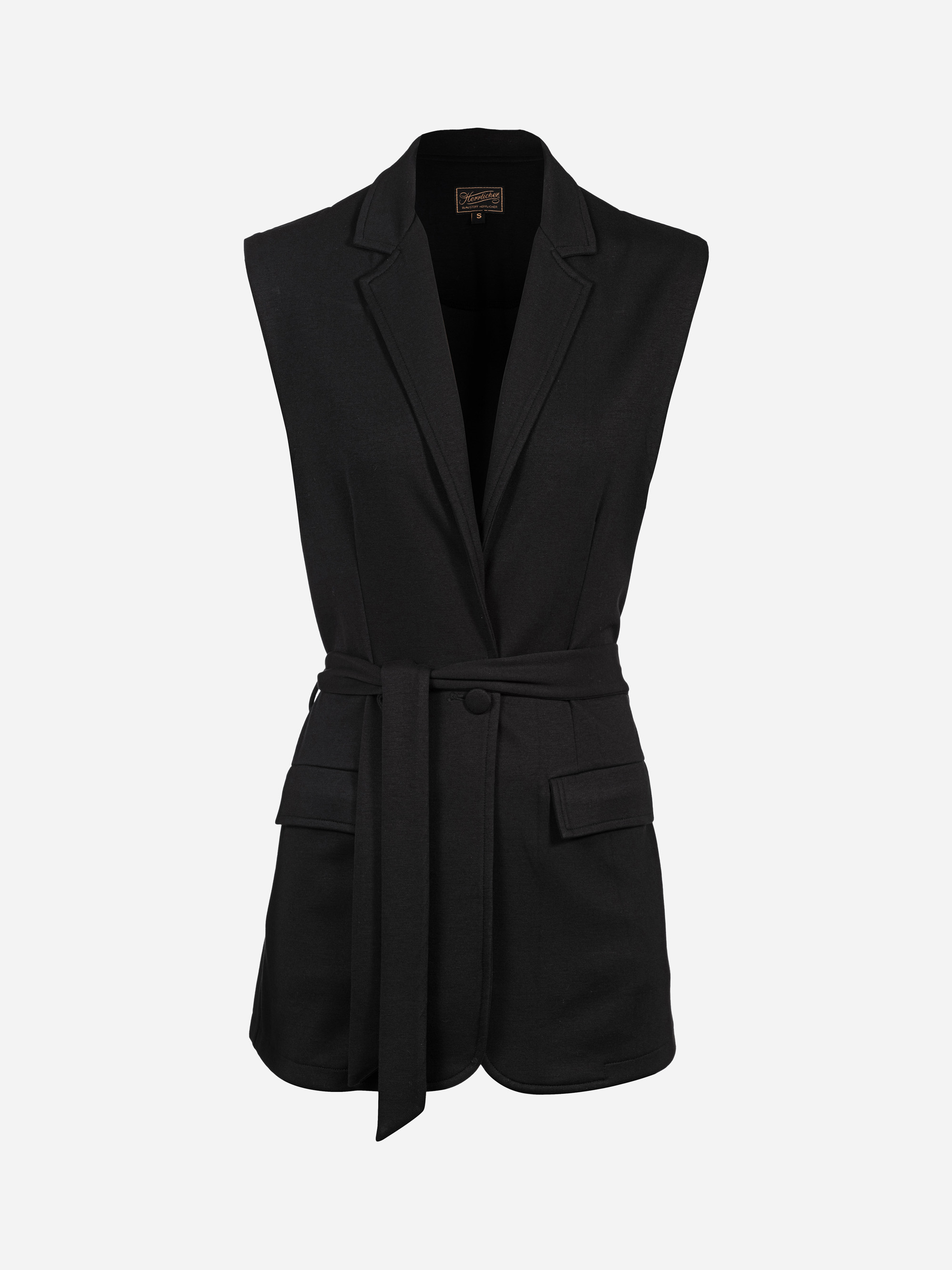 Ärmellose, schwarze, maßgeschneiderte Weste mit gekerbtem Revers, Knopfverschluss vorne, Gürtel zum Binden in der Taille und zwei Pattentaschen vorne auf einfarbig weißem Hintergrund.