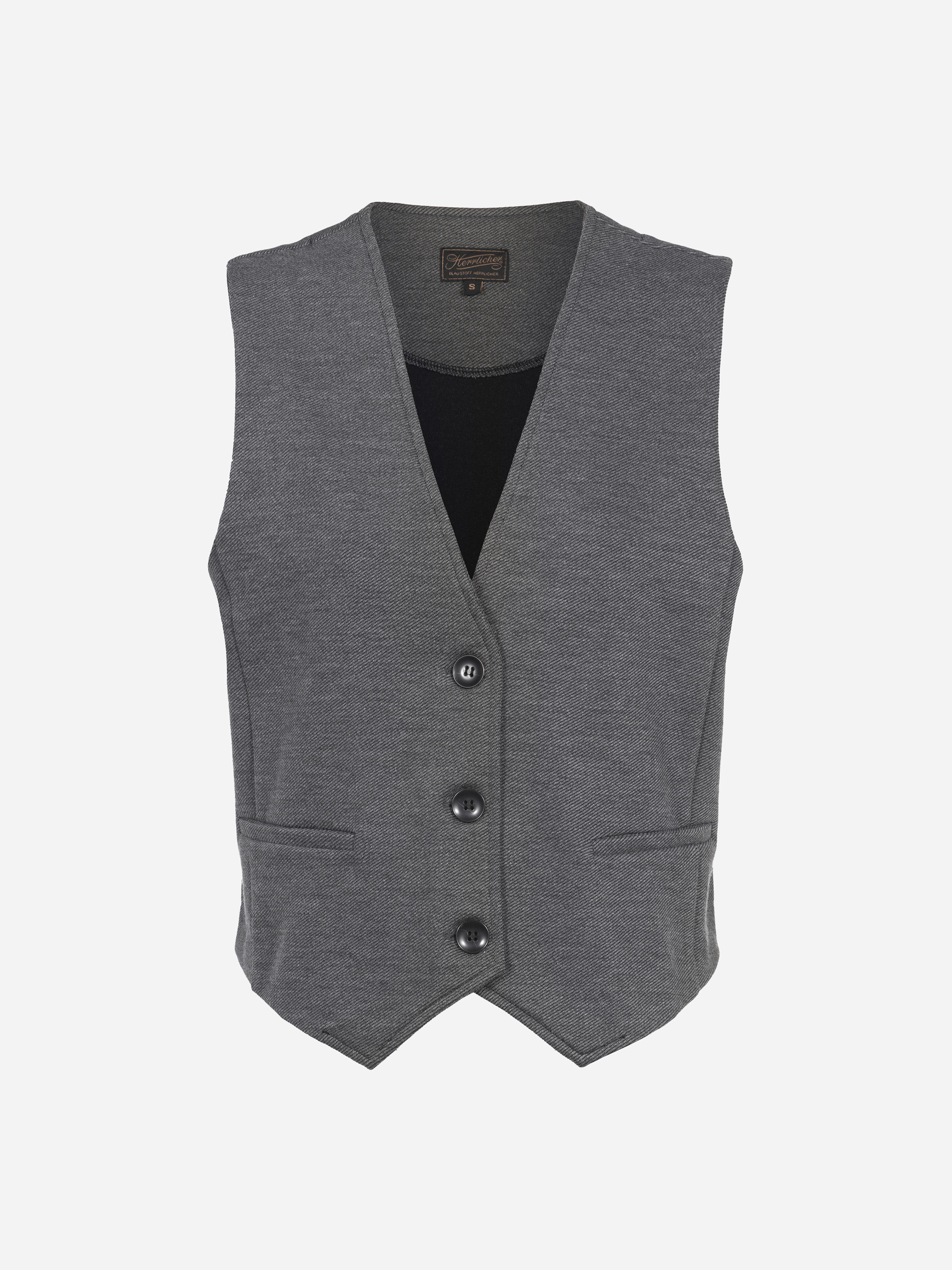 Eine graue ärmellose Weste mit drei schwarzen Knöpfen auf der Vorderseite und zwei kleinen Taschen auf der Vorderseite auf weißem Hintergrund.