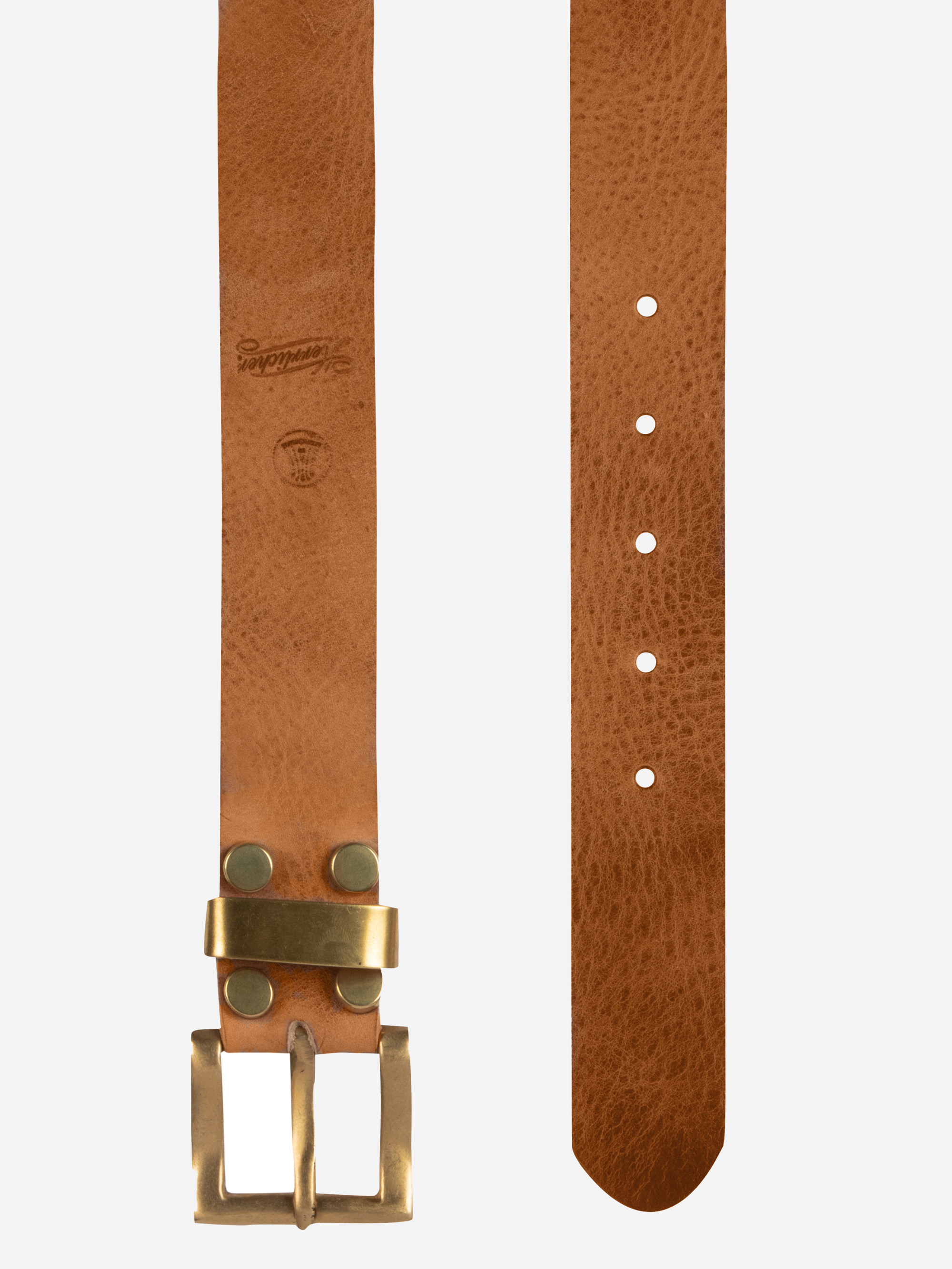 Ein hellbrauner Ledergürtel, der in zwei Ansichten gezeigt wird: eine mit einer Messingschnalle und Metallnieten und eine, die die Länge mit fünf Löchern zur Einstellung der Passform zeigt.