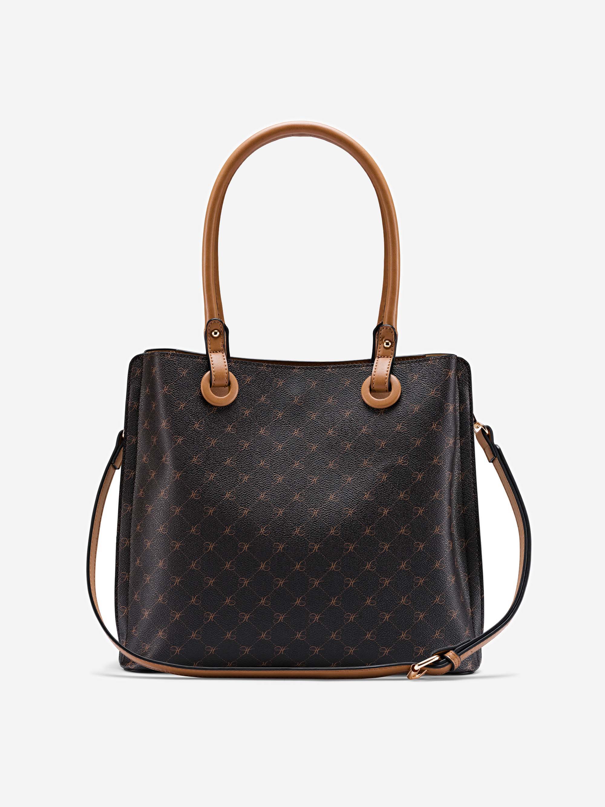 Eine schwarze Designer-Handtasche mit dezentem geometrischem Muster, braunen Ledergriffen und einem verstellbaren braunen Schulterriemen, dargestellt vor einem schlichten weißen Hintergrund.