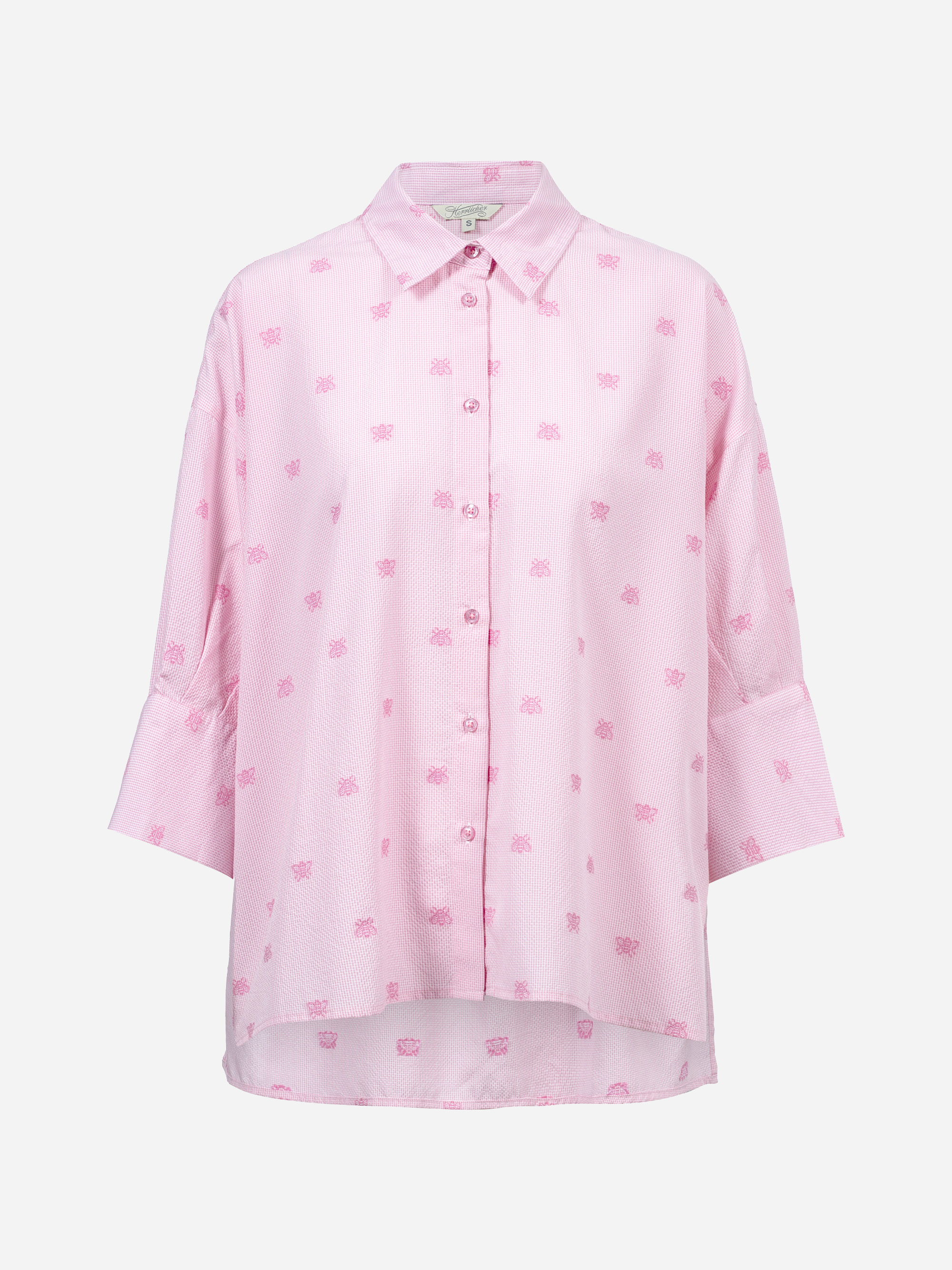 Hellrosa, langärmeliges Button-up-Hemd mit Kragen und breiten Manschetten. Das Hemd hat eine lockere Passform und ist mit einem dezenten, kleinen Blumenmuster in einem etwas dunkleren Rosaton verziert.