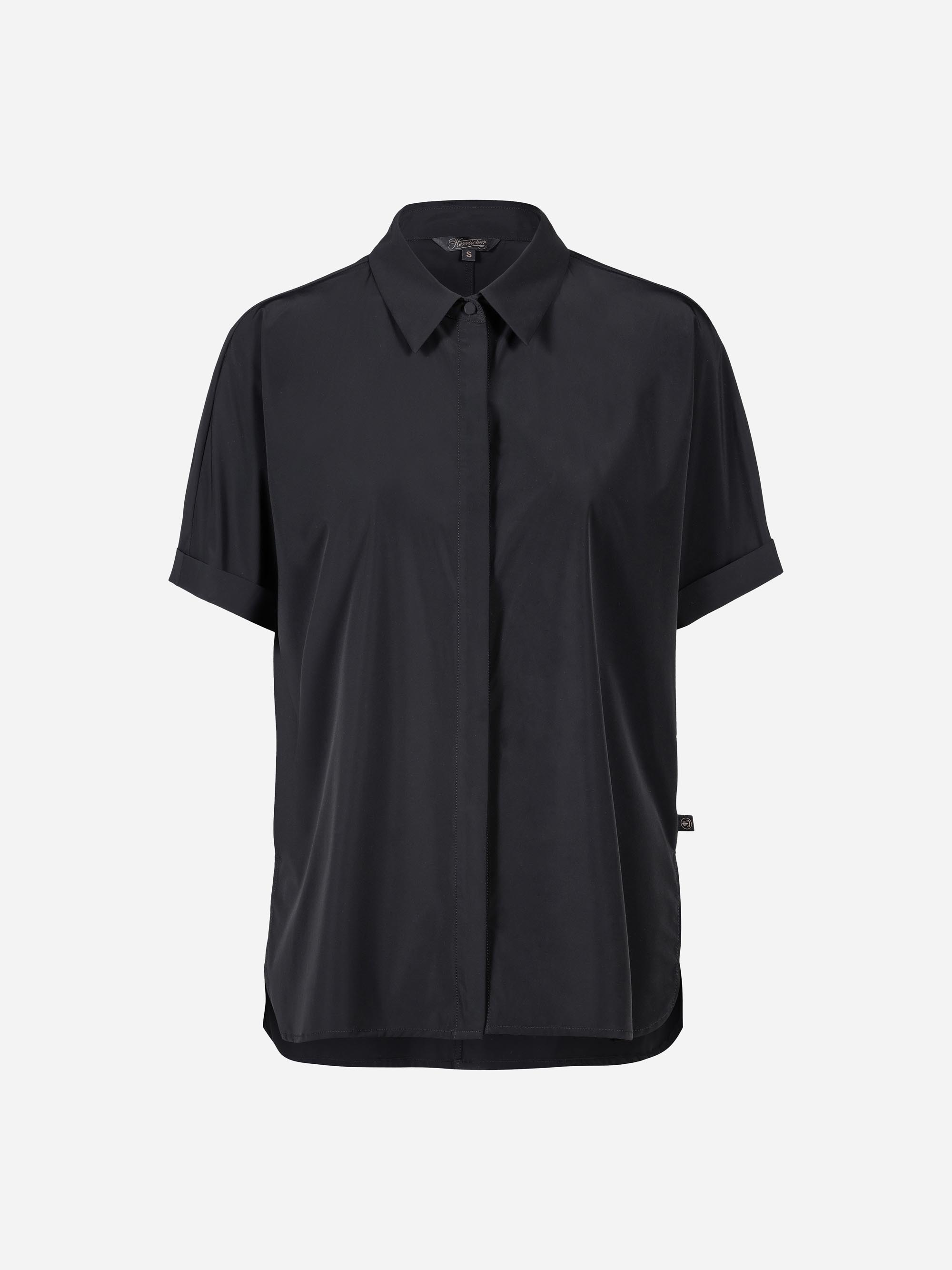 Schwarze Bluse mit kurzen Ärmeln und Knopfleiste, mit klassischem Kragen und lockerer Passform, auf weißem Grund.