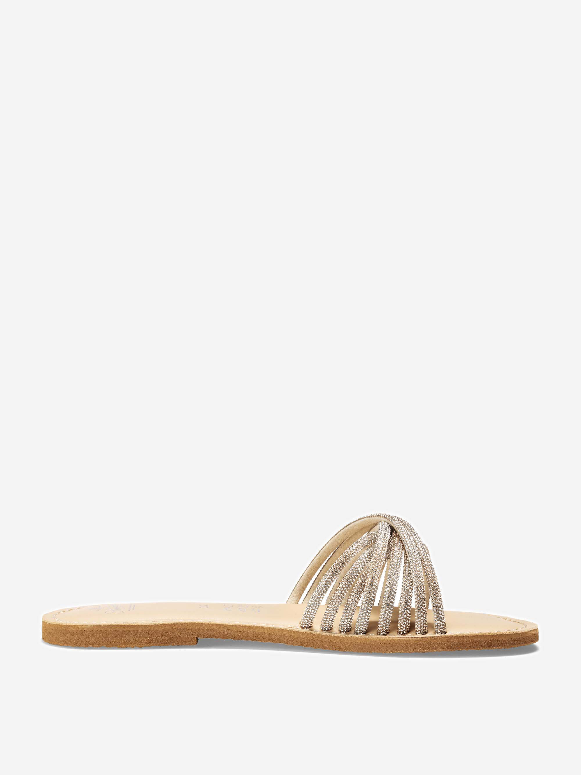 Eine flache Sandale mit hellbrauner Sohle und einem breiten, über den Fuß verlaufenden Riemen aus mehreren silbernen, glitzernden Strängen, dargestellt im Seitenprofil auf einfarbig weißem Hintergrund.