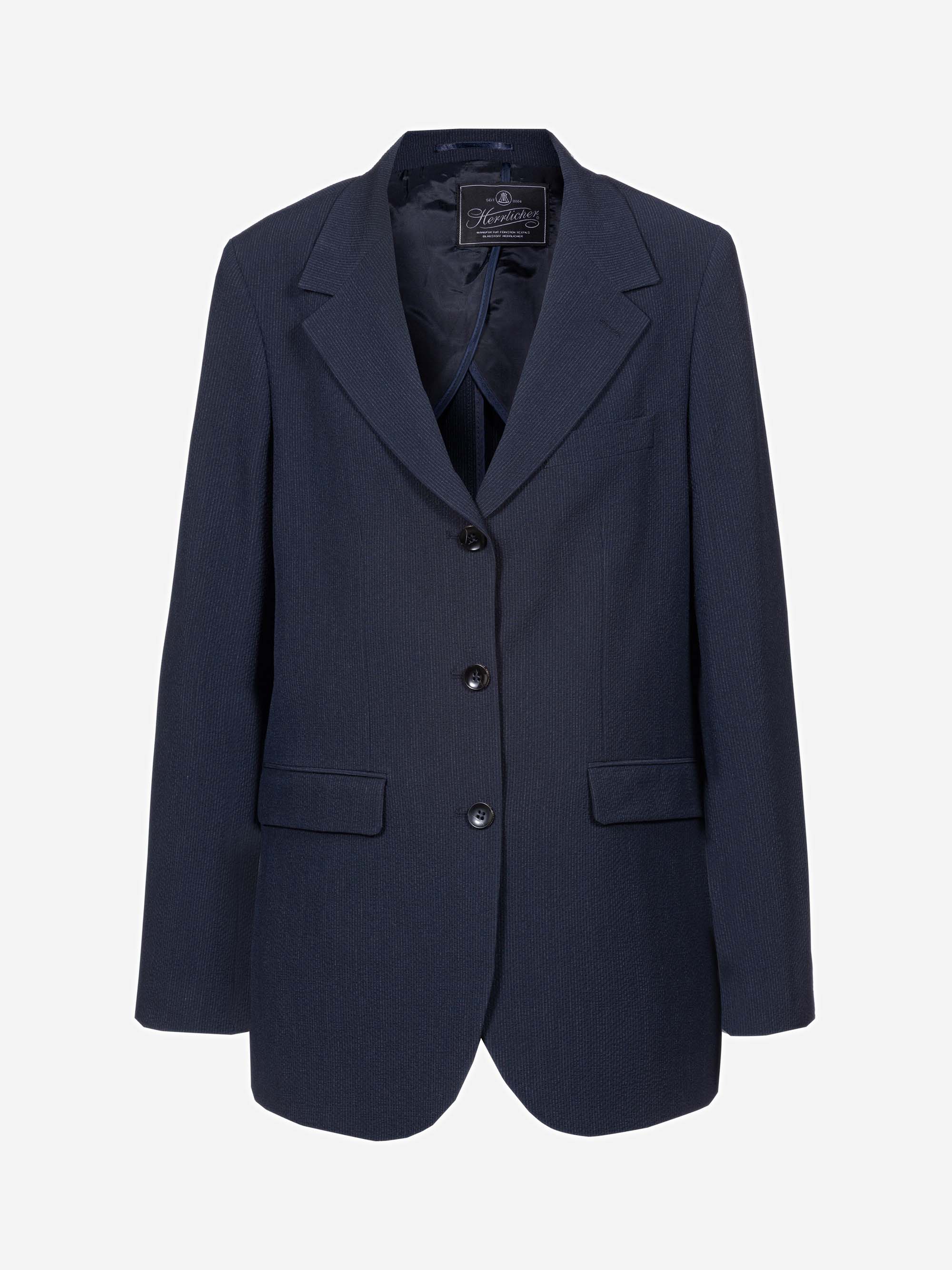 Ein marineblauer Damenblazer mit drei Knöpfen, zwei Vordertaschen und einem gekerbten Revers auf weißem Hintergrund.