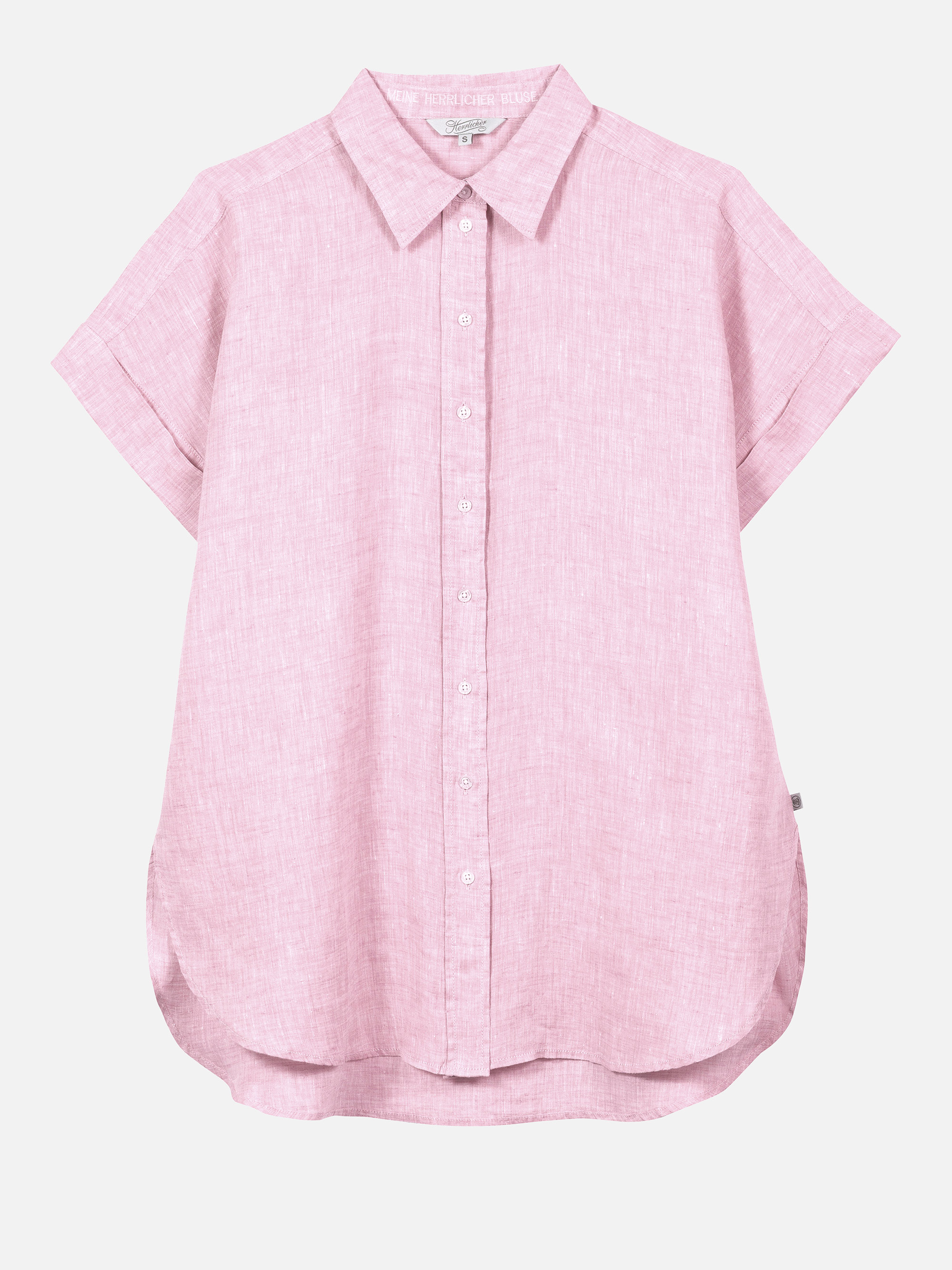 Ein hellrosa, kurzärmeliges Button-up-Hemd mit klassischem Kragen und geschwungenem Saum auf einfarbig weißem Hintergrund.