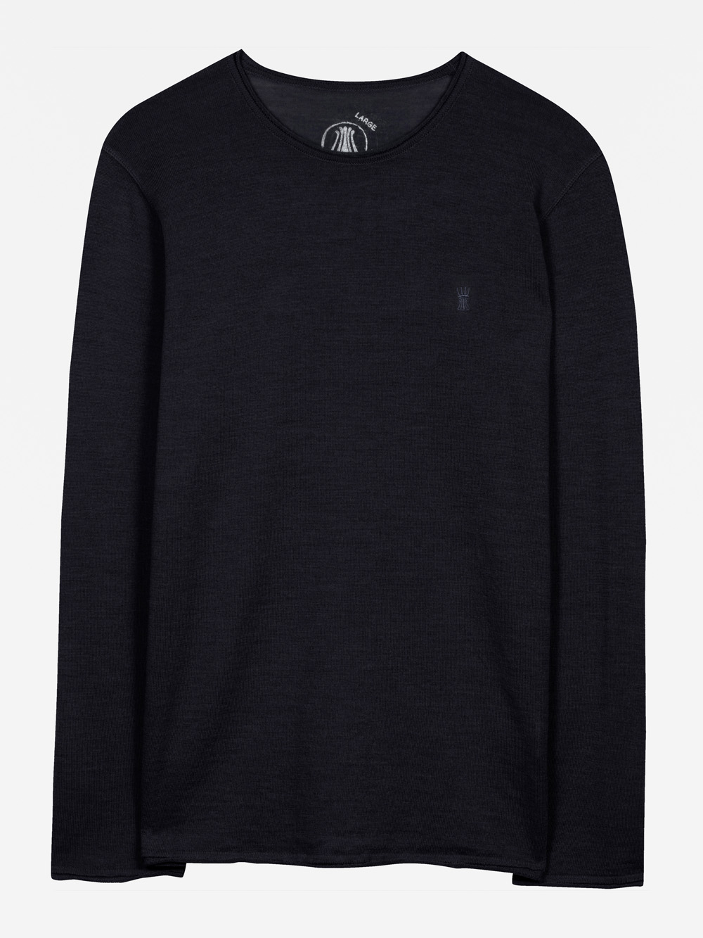 Ein schlichtes, schwarzes, langärmeliges T-Shirt mit Rundhalsausschnitt auf weißem Hintergrund. Auf der linken Brustseite befindet sich ein kleines, dezentes Logo oder Emblem.