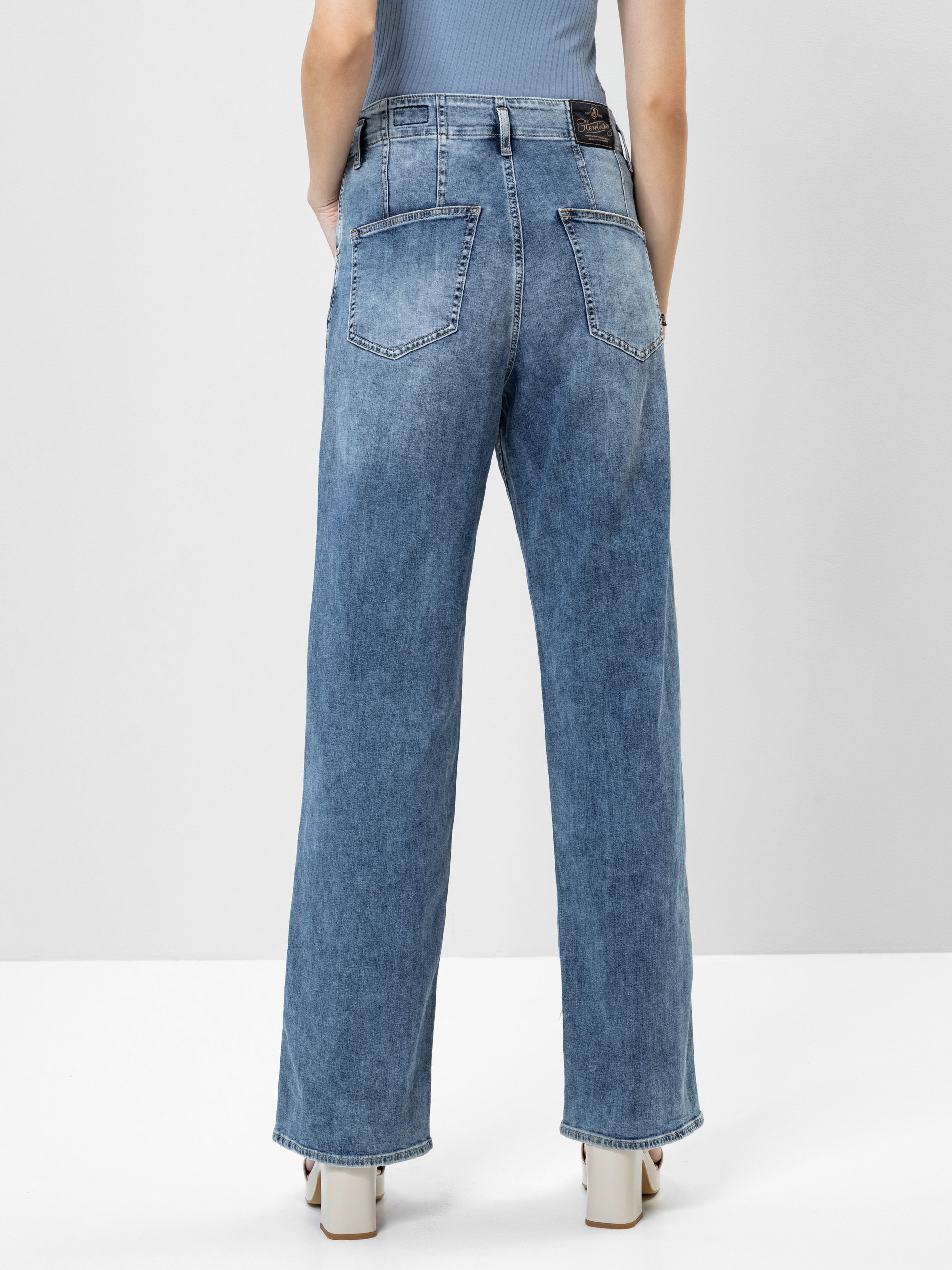 Eine Person, die Blue Jeans trägt.