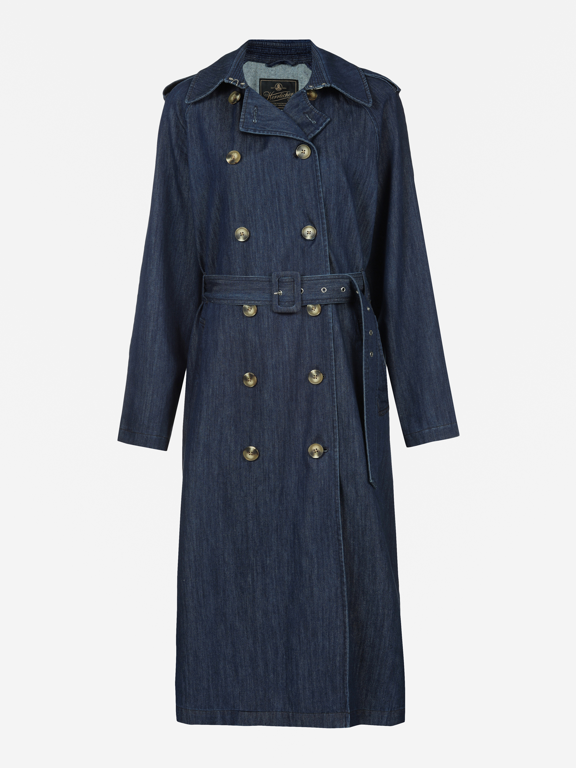 Langer, dunkelblauer Trenchcoat aus Denim mit doppelreihiger Front, goldenen Knöpfen, Gürtel in der Taille und Schulterklappen auf weißem Hintergrund.