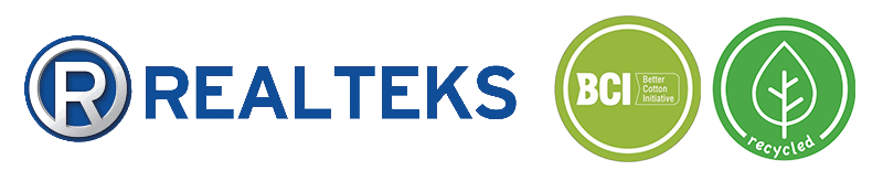 Logo für REALTEKS mit einem blauen R in einem Kreis, gefolgt von dem Firmennamen in blauer Schrift. Daneben befinden sich zwei grüne Öko-Zertifizierungssymbole für BCI (Better Cotton Initiative) und recyceltes Material.