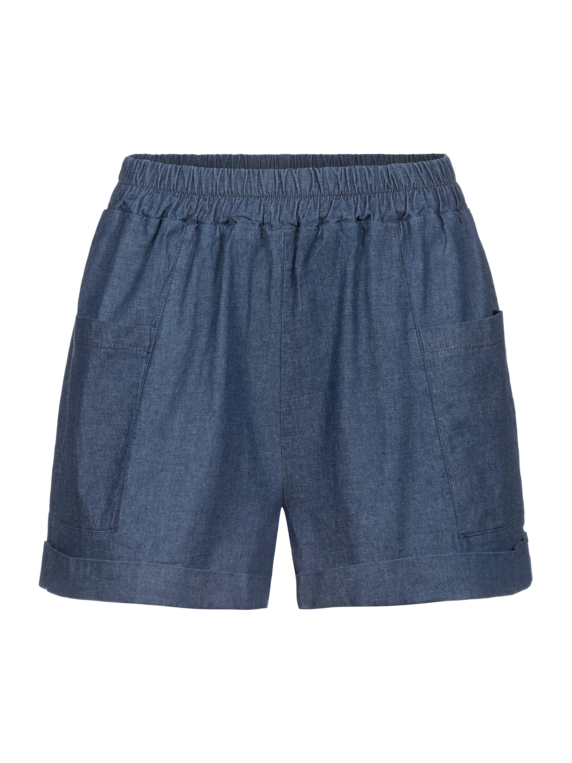 Blaue Jeansshorts mit elastischem Bund, zwei Vordertaschen und umgeschlagenen Bündchen auf weißem Hintergrund.