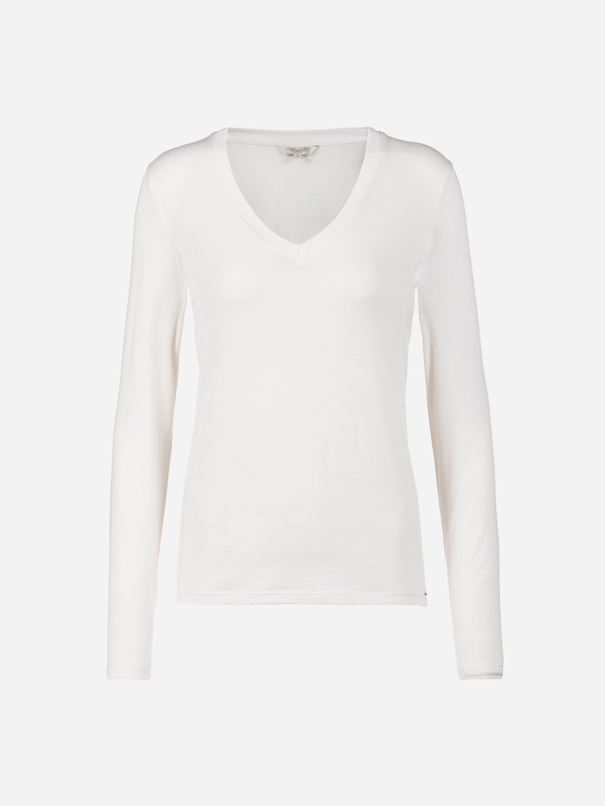Ein schlichtes weißes langärmeliges Hemd mit V-Ausschnitt auf weißem Hintergrund.