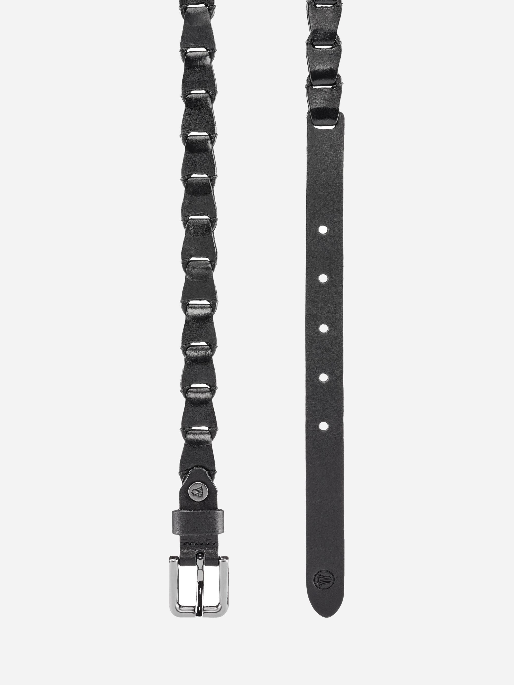 Ein schwarzer Ledergürtel mit silberner Schnalle; auf der einen Seite befinden sich ineinandergreifende rechteckige Glieder, während die andere Seite glatt ist und mehrere Verstelllöcher aufweist.