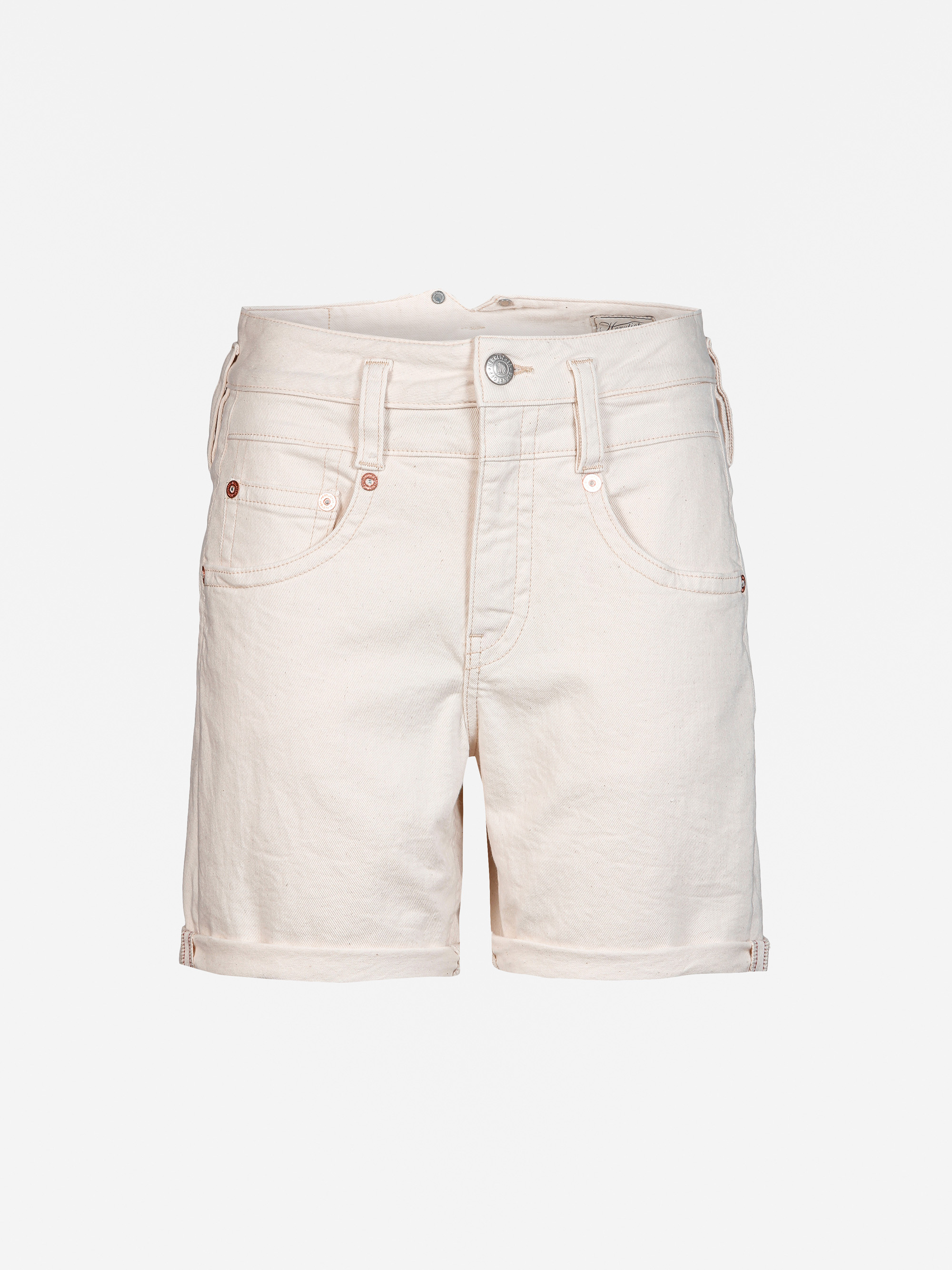 Cremefarbene Jeansshorts mit gekrempelten Bündchen, Vorder- und Gesäßtaschen, Gürtelschlaufen und einem Knopf- und Reißverschluss auf weißem Hintergrund.
