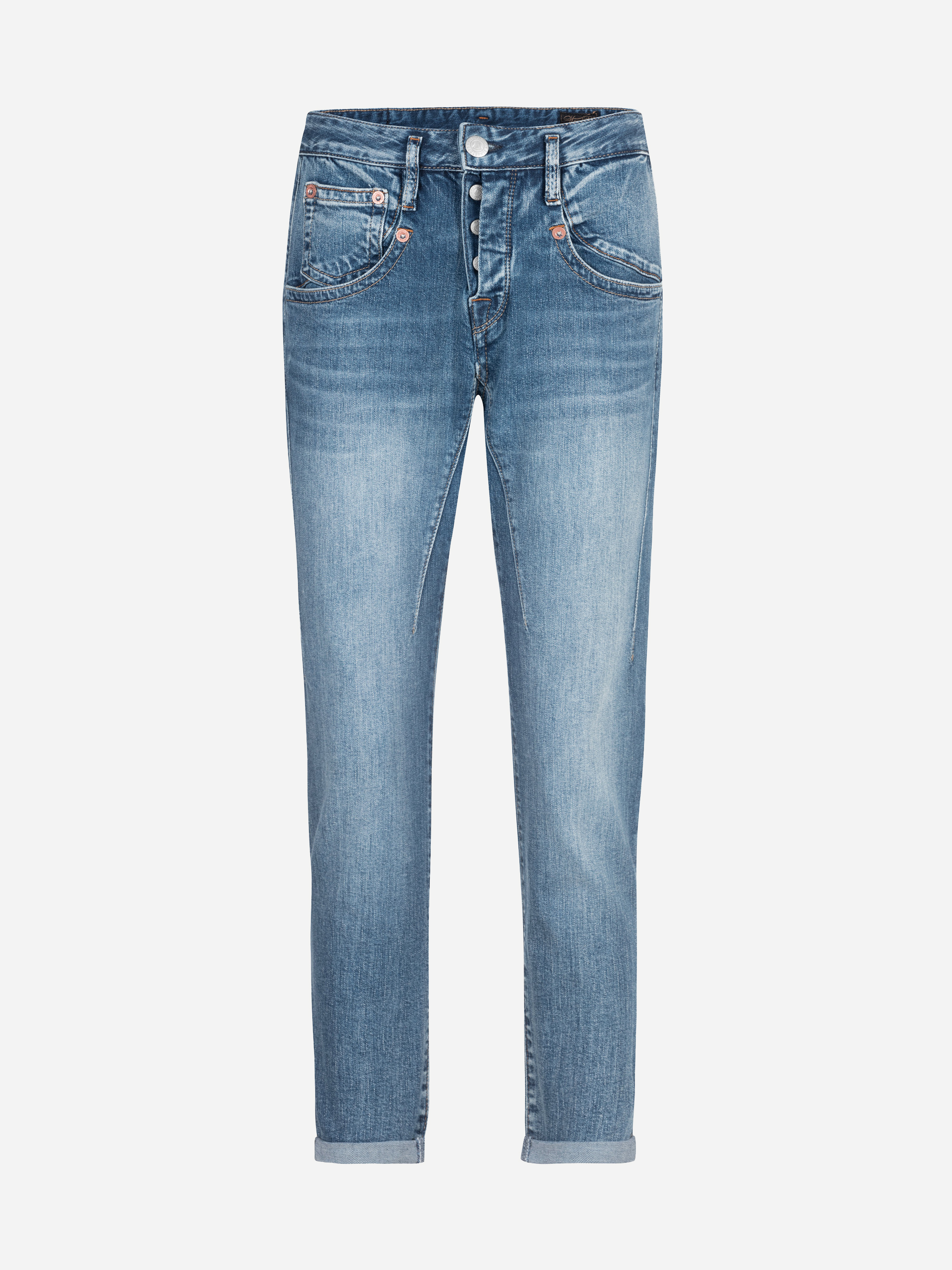 Blaue Jeans mit leichtem Fade-Effekt, fünf Taschen, Knopf- und Reißverschluss sowie hochgekrempelten Säumen, dargestellt vor weißem Hintergrund.