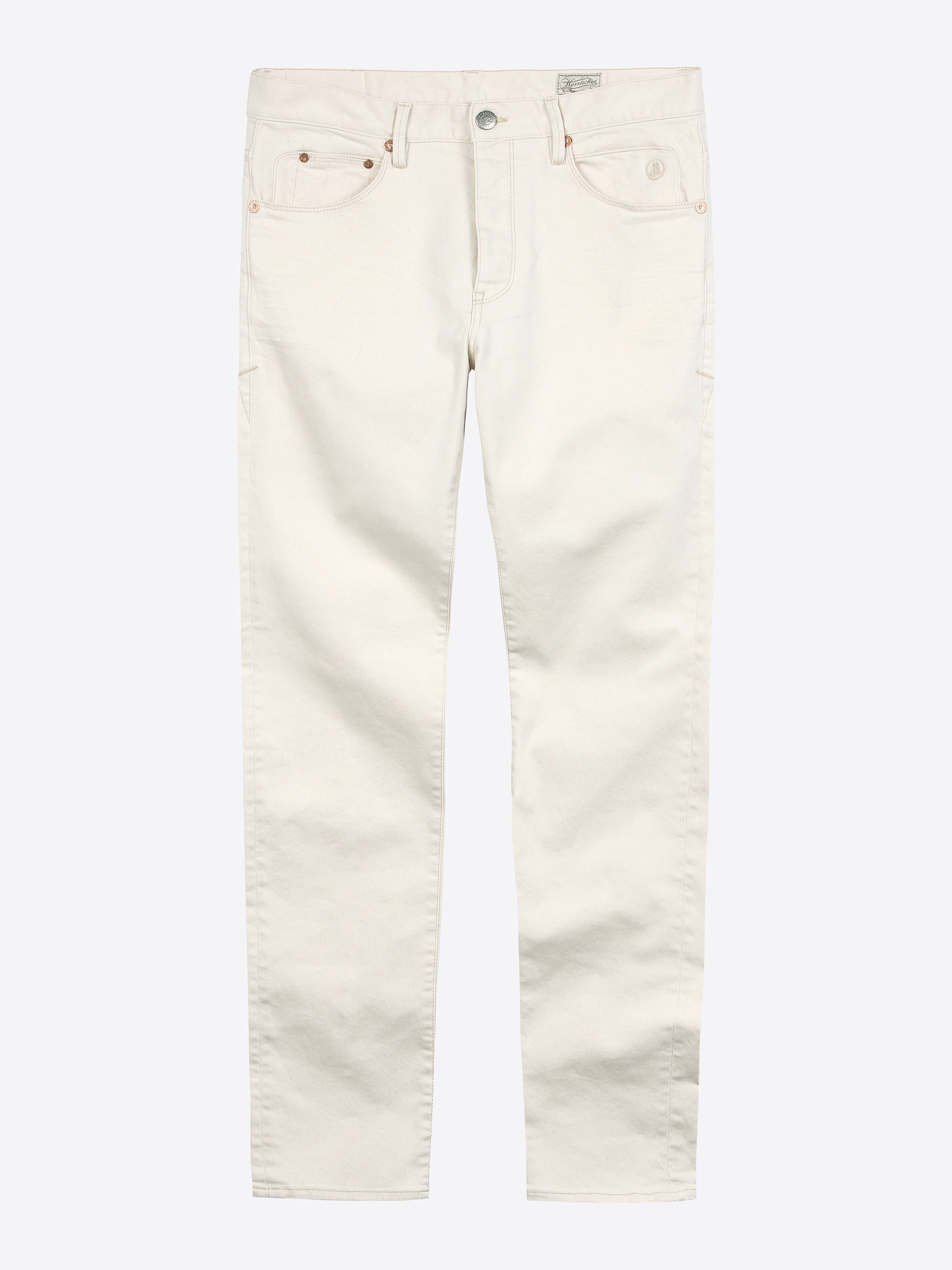 Ein Paar cremefarbene Jeans mit geradem Bein, Vorder- und Gesäßtaschen, Knopfverschluss und Gürtelschlaufen, flach auf weißem Hintergrund.