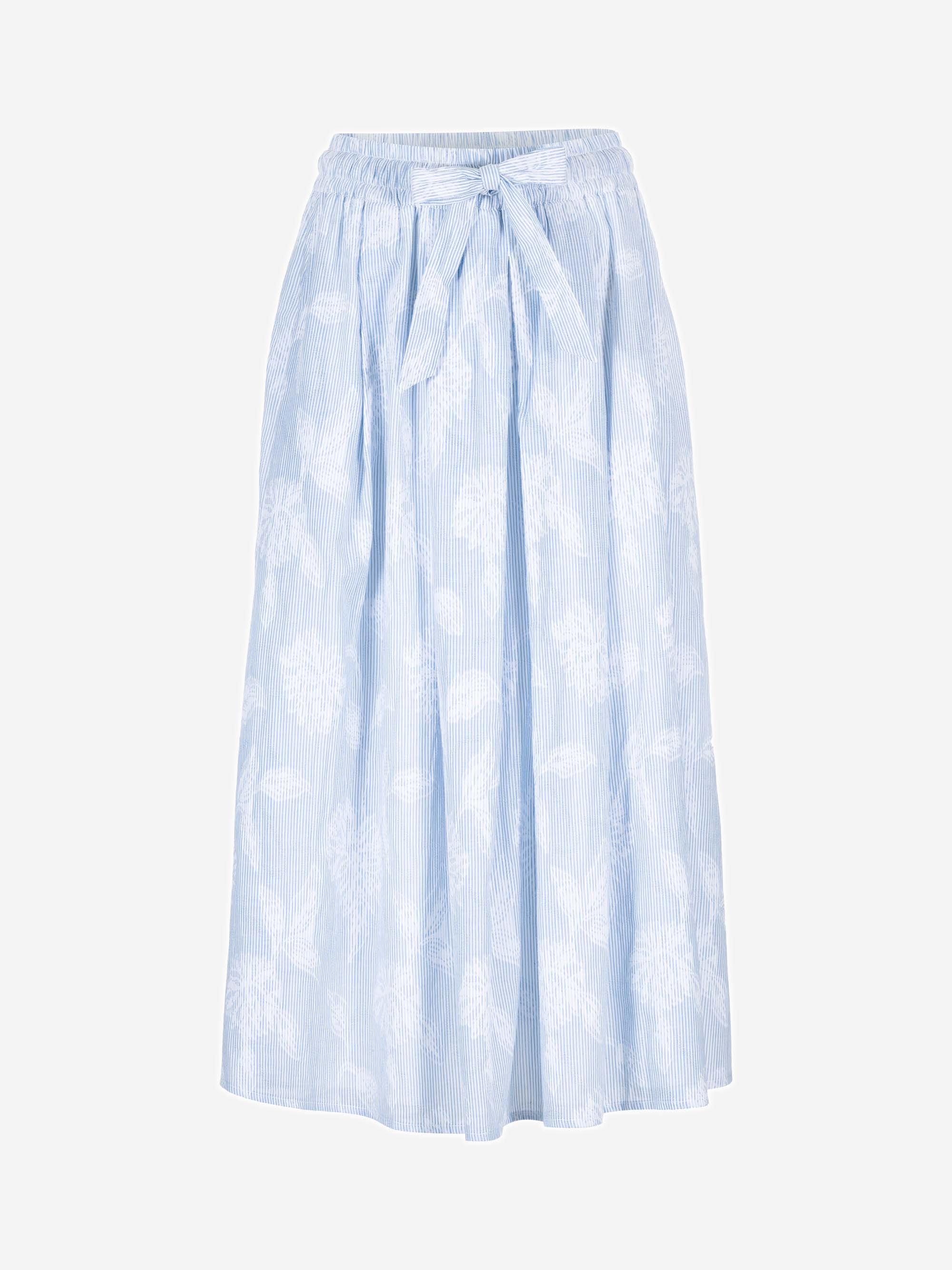 Hellblauer Midirock mit dezentem weißem Blumenmuster, einem elastischen Bund und einem passenden Stoffgürtel, der vorne mit einer Schleife gebunden wird. Der Rock hat ein weiches, fließendes Aussehen.