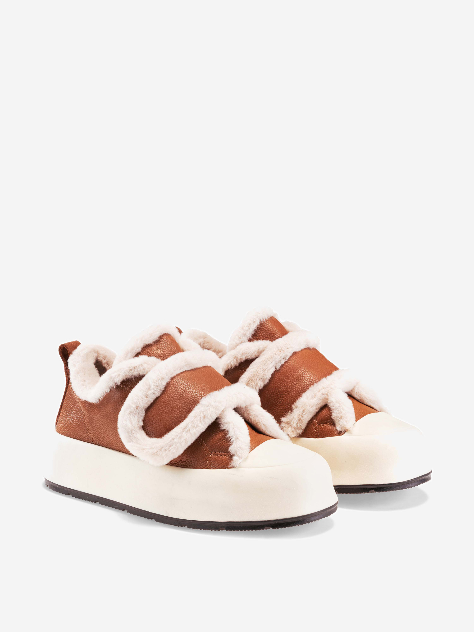 Ein Paar braune Leder-Sneakers mit dickem weißem Kunstpelzbesatz und großen weißen Gummisohlen, die vor einem schlichten weißen Hintergrund stehen.
