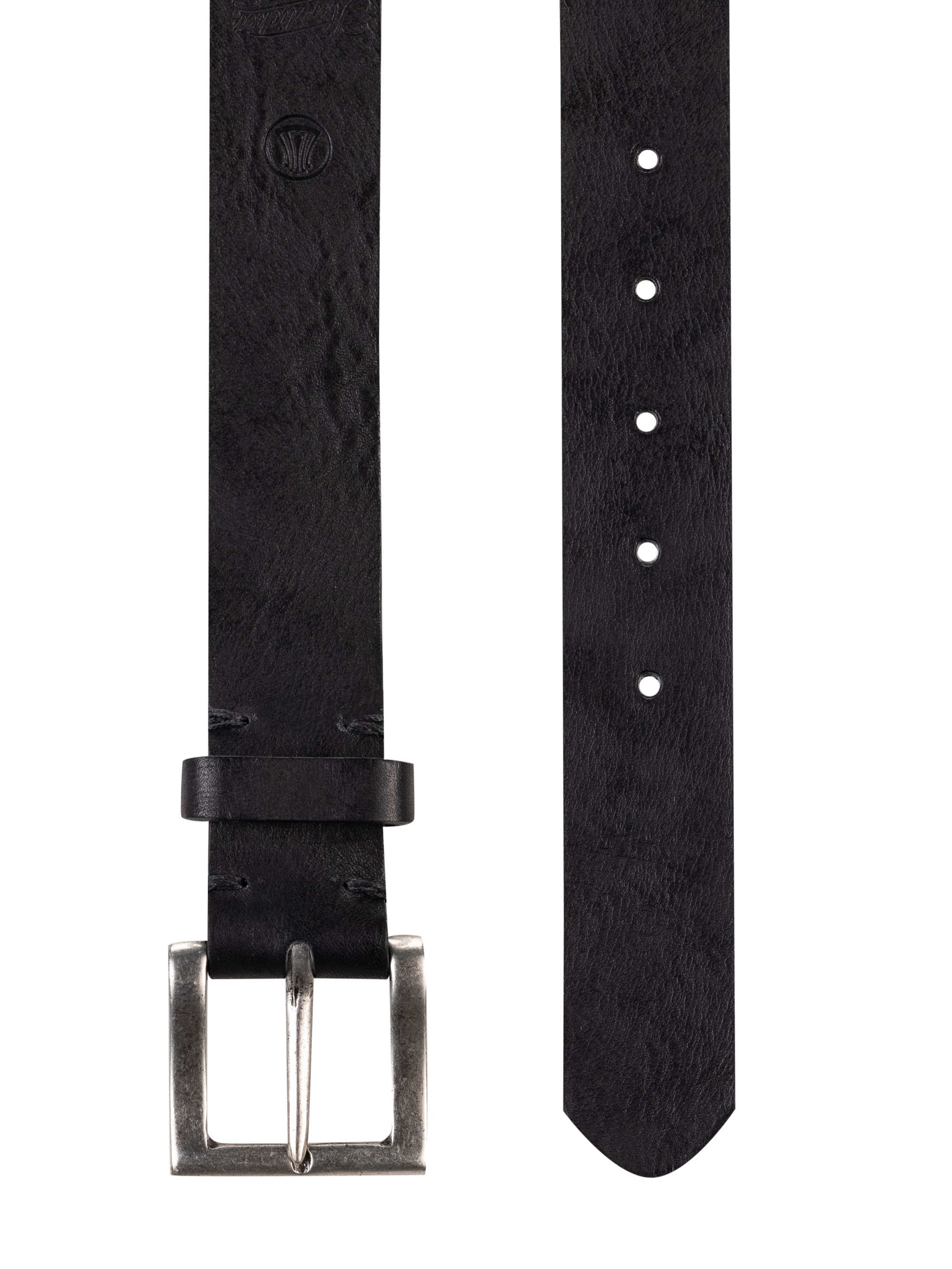 Nahaufnahme eines schwarzen Ledergürtels mit einer silbernen rechteckigen Schnalle auf der linken Seite und fünf sichtbaren Verstelllöchern auf der rechten Seite. Das Leder hat eine leichte Textur und ein kleines, geprägtes Logo in der Nähe der Schna