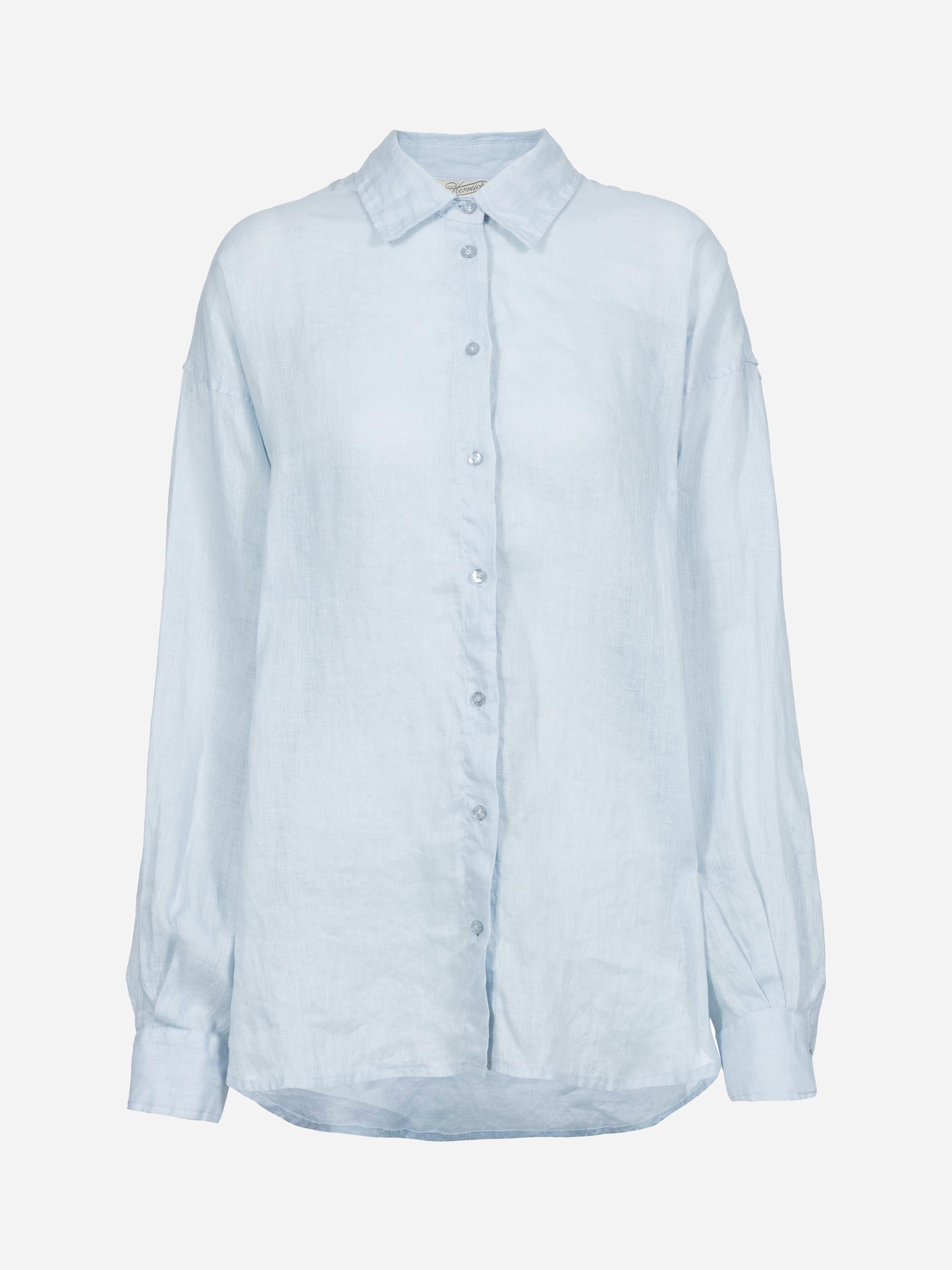 Hellblaues, langärmeliges Button-up-Hemd mit Kragen aus leichtem Stoff. Das Hemd hat eine entspannte, lockere Passform und ein einfaches Design, das sich vor einem schlichten weißen Hintergrund präsentiert.