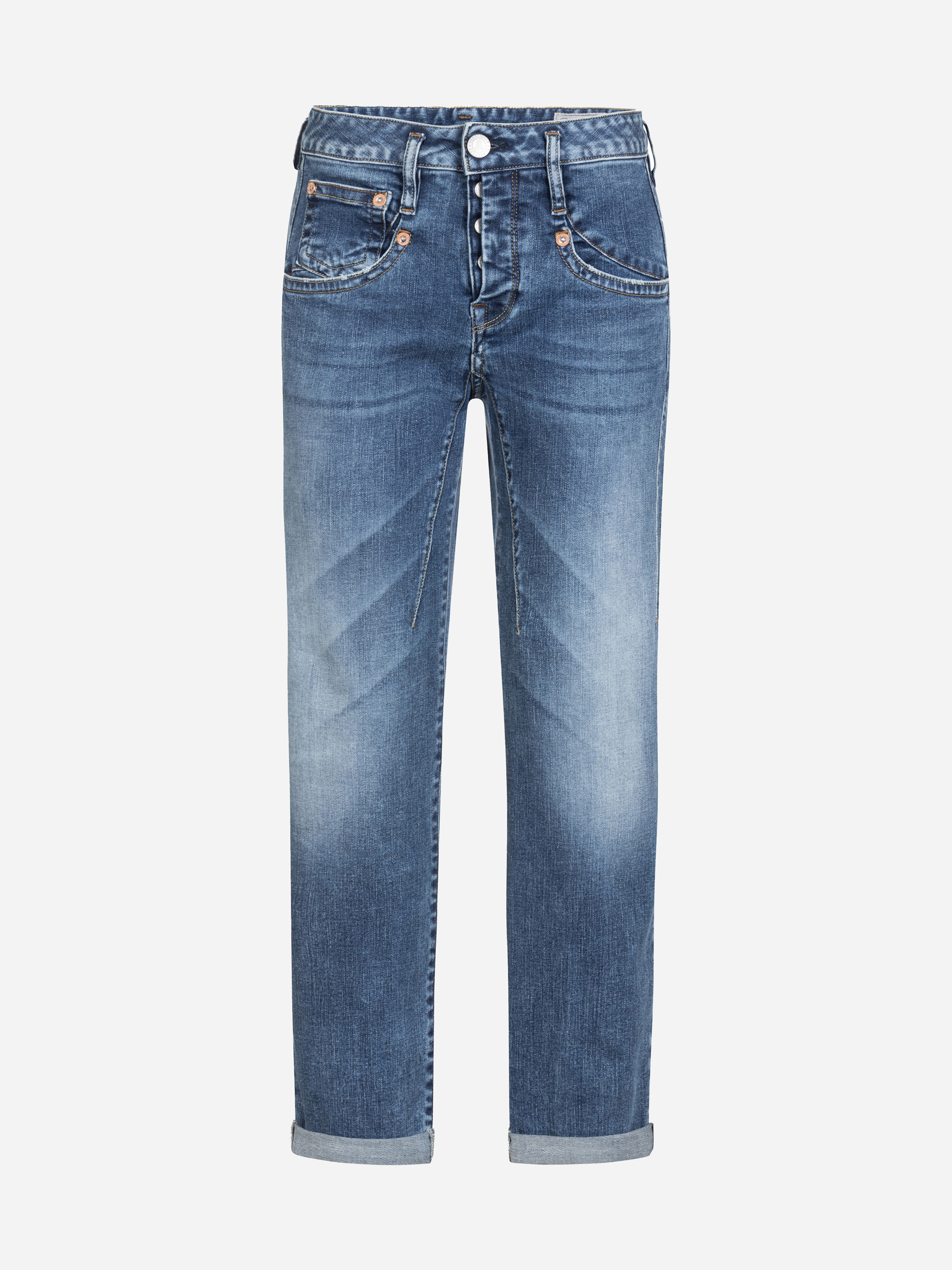Ein Paar blaue Denim-Jeans mit verblasster Waschung, Vorder- und Gesäßtaschen, Kupfernieten, Knopfverschluss und hochgekrempelten Manschetten, dargestellt auf weißem Hintergrund.