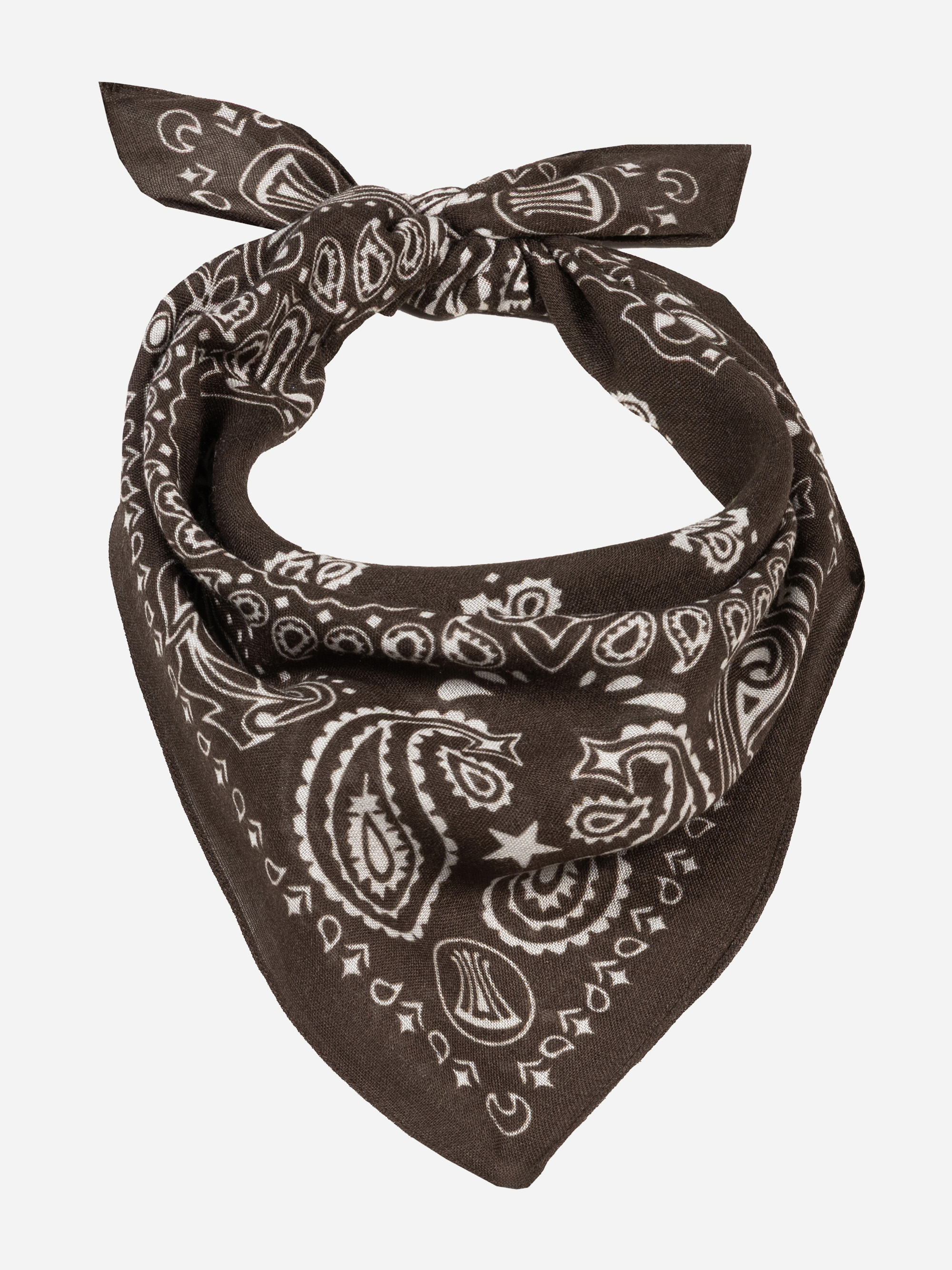Ein dunkelbraunes Bandana mit weißen Paisley-Mustern ist zu einem Knoten gebunden, der eine dreieckige Form bildet, vor einem schlichten weißen Hintergrund.