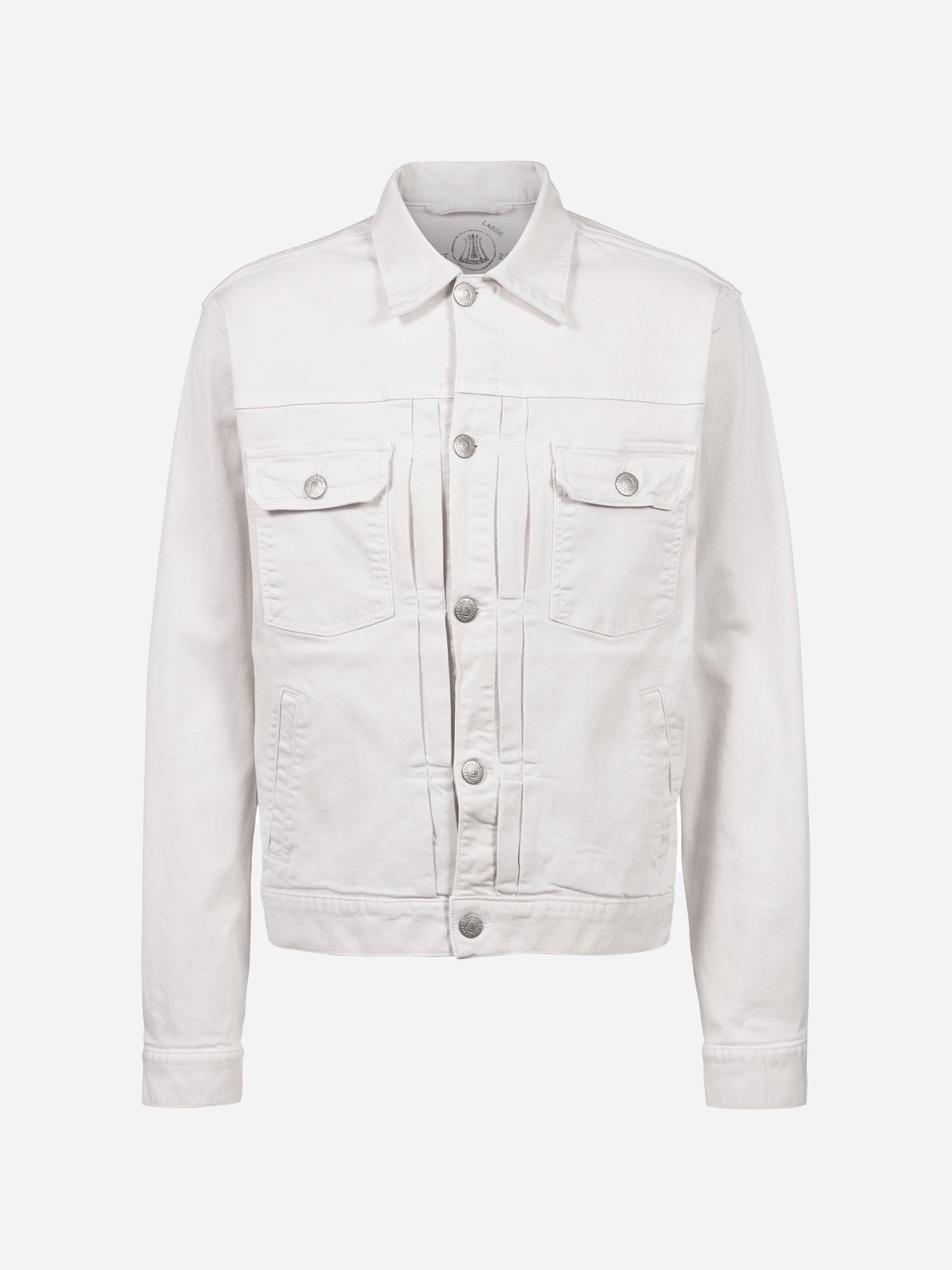 Weiße Jeansjacke mit langen Ärmeln, geknöpfter Vorderseite, zwei Brusttaschen mit Knopfklappen und klassischem Kragen auf weißem Grund.