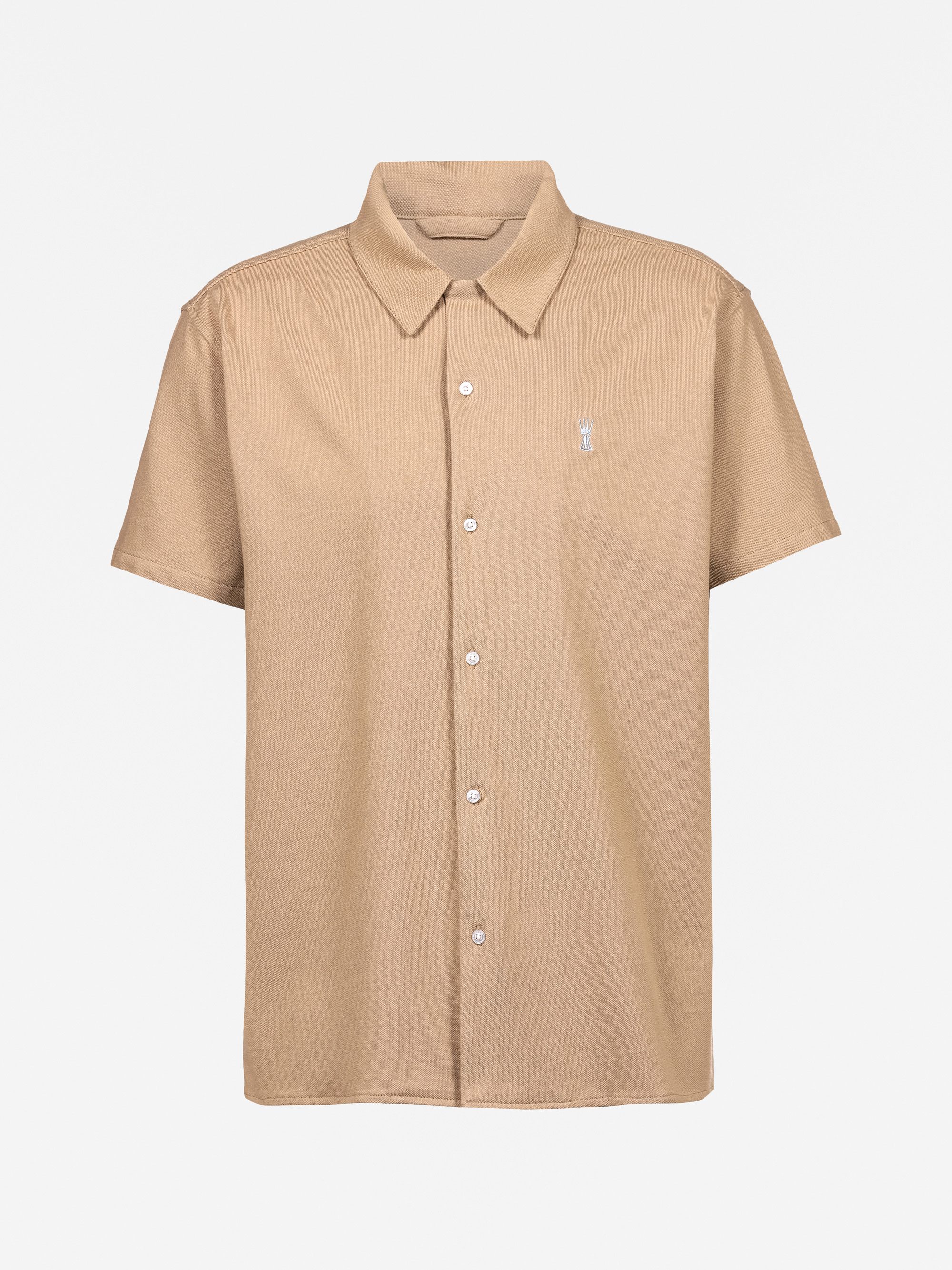 Beigefarbenes, kurzärmeliges Button-up-Hemd mit Kragen und kleinem, weißem, gesticktem Logo auf der linken Brust, das auf weißem Hintergrund abgebildet ist.