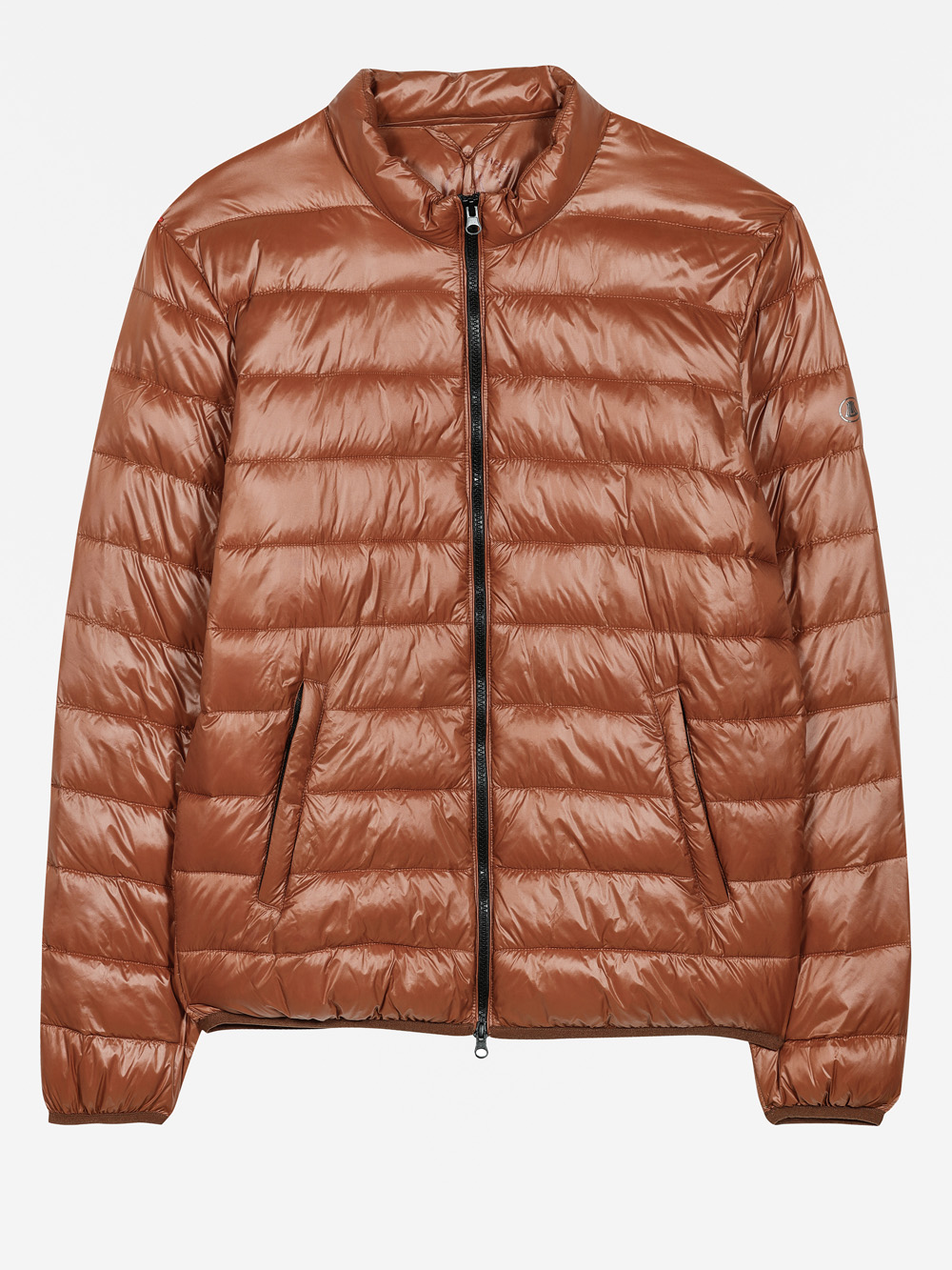 Eine braune, leichte, gesteppte Pufferjacke mit Frontreißverschluss, Seitentaschen und kragenlosem Ausschnitt auf weißem Hintergrund.