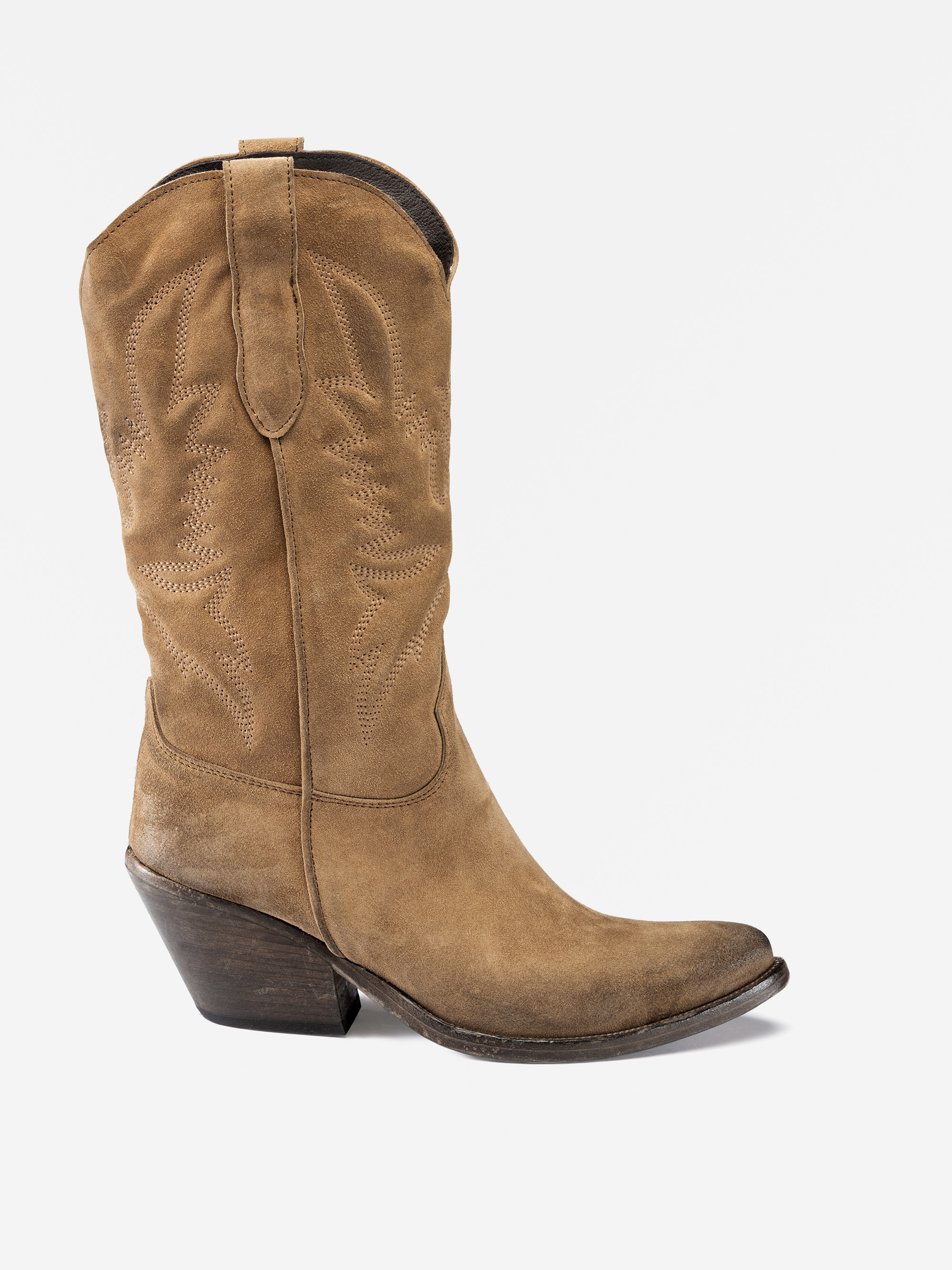 Ein einzelner hellbrauner Cowboystiefel aus Wildleder mit Ziernähten, einer spitzen Spitze und einem schrägen, gestapelten Holzabsatz auf weißem Hintergrund.