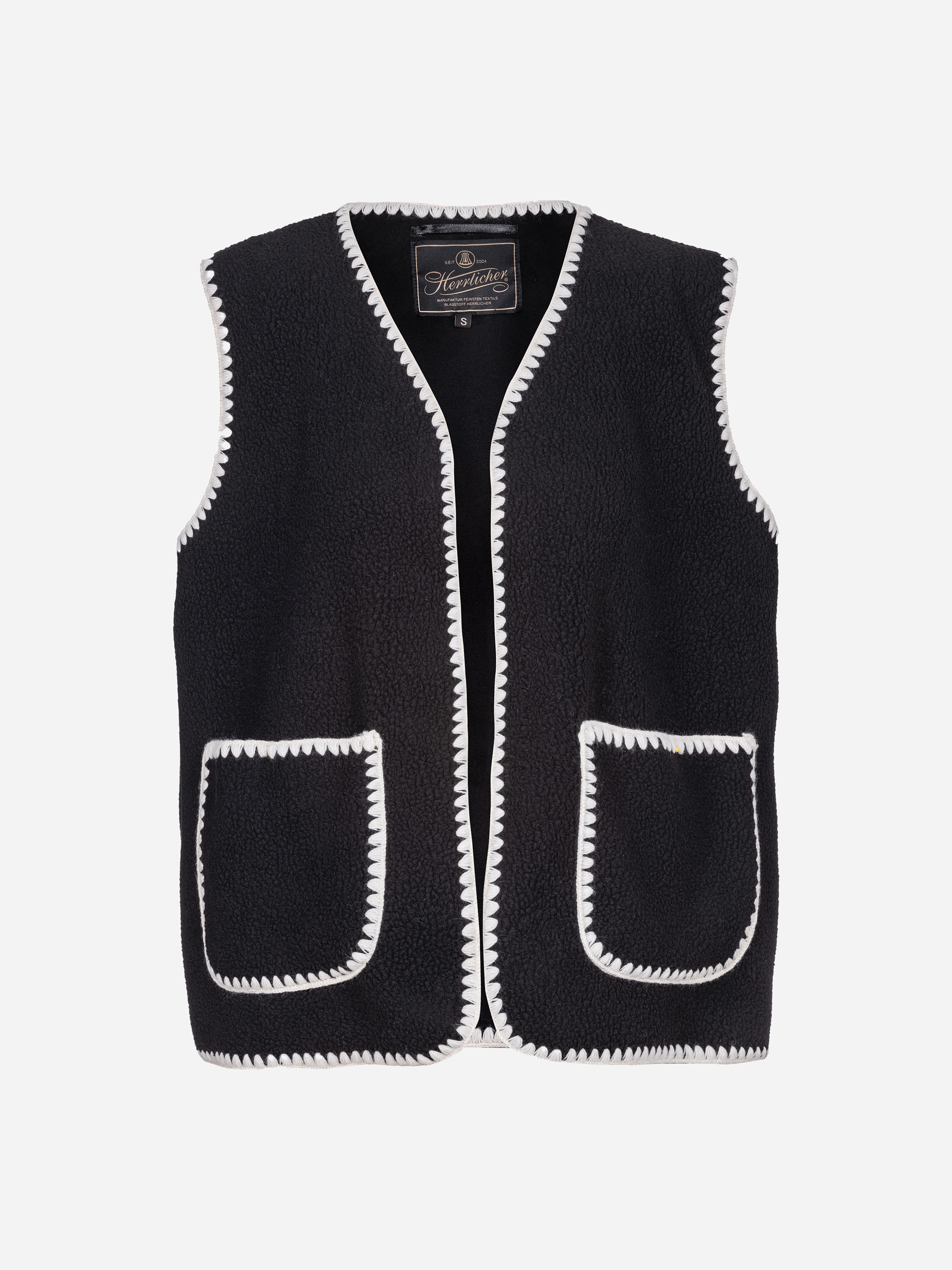 Eine ärmellose schwarze Fleece-Weste mit zwei Vordertaschen und weißem Besatz an den Rändern und Taschen auf einem einfarbig weißen Hintergrund.