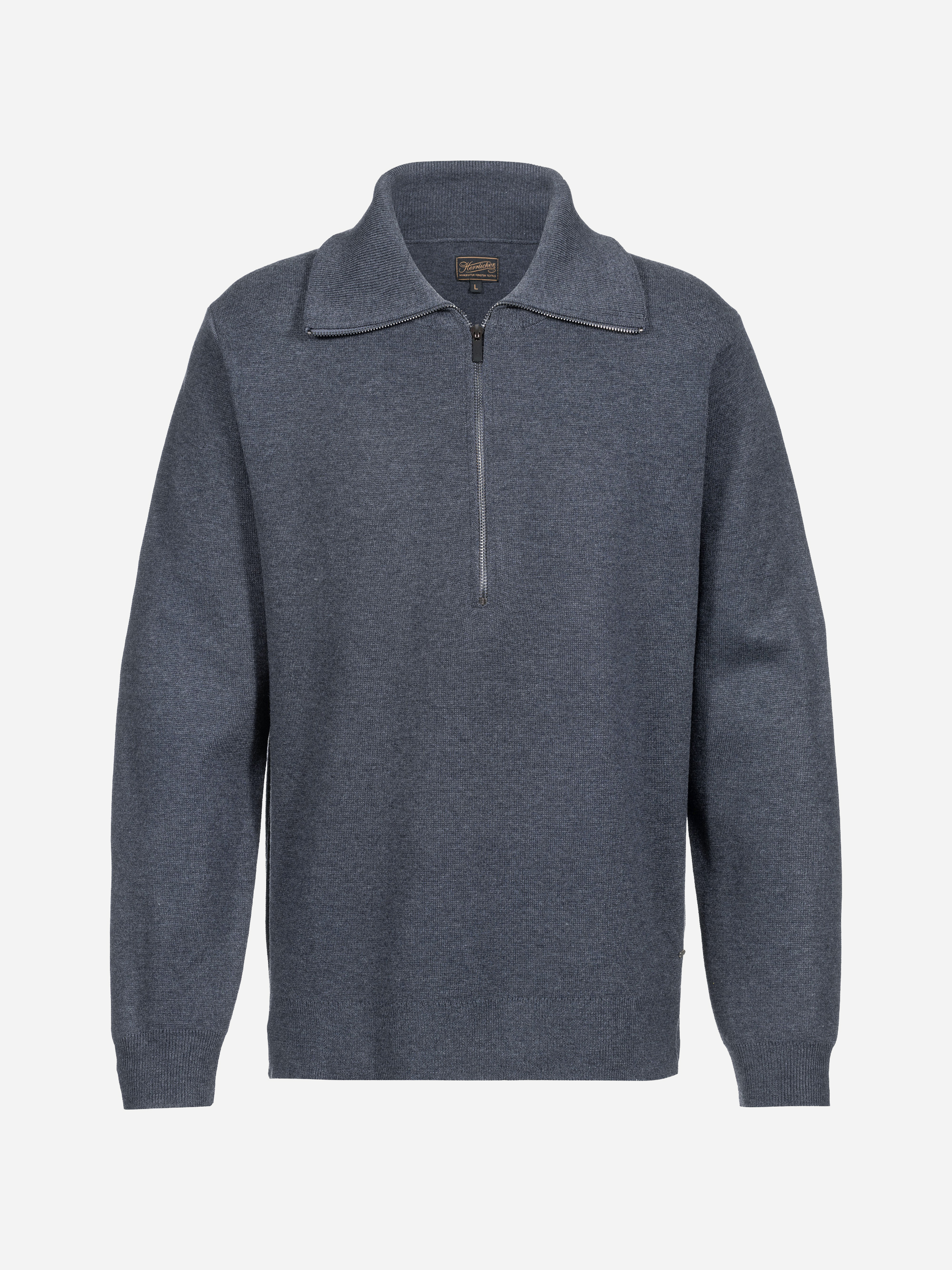 Ein blauer Langarmpullover mit halbem Reißverschluss vorne und breitem Kragen, dargestellt vor einem schlichten weißen Hintergrund.