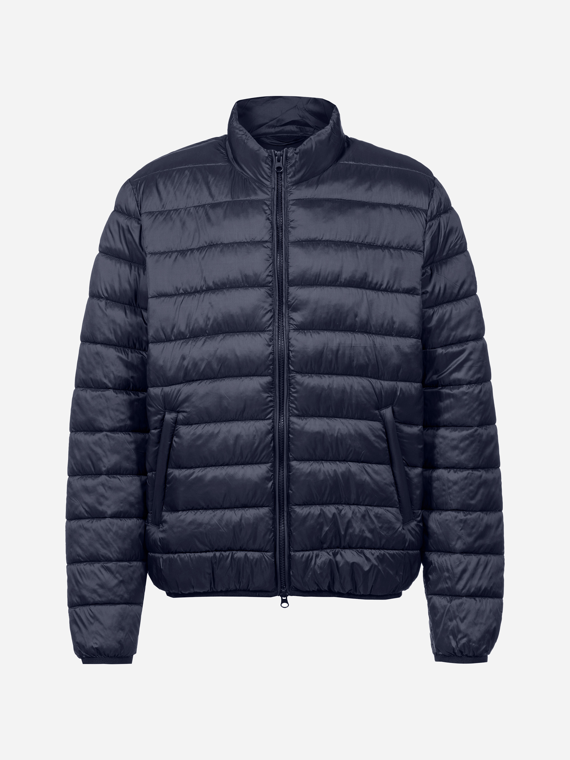 Eine marineblaue, gesteppte Pufferjacke mit Frontreißverschluss, Stehkragen und zwei seitlichen Reißverschlusstaschen auf einfarbig hellgrauem Hintergrund.