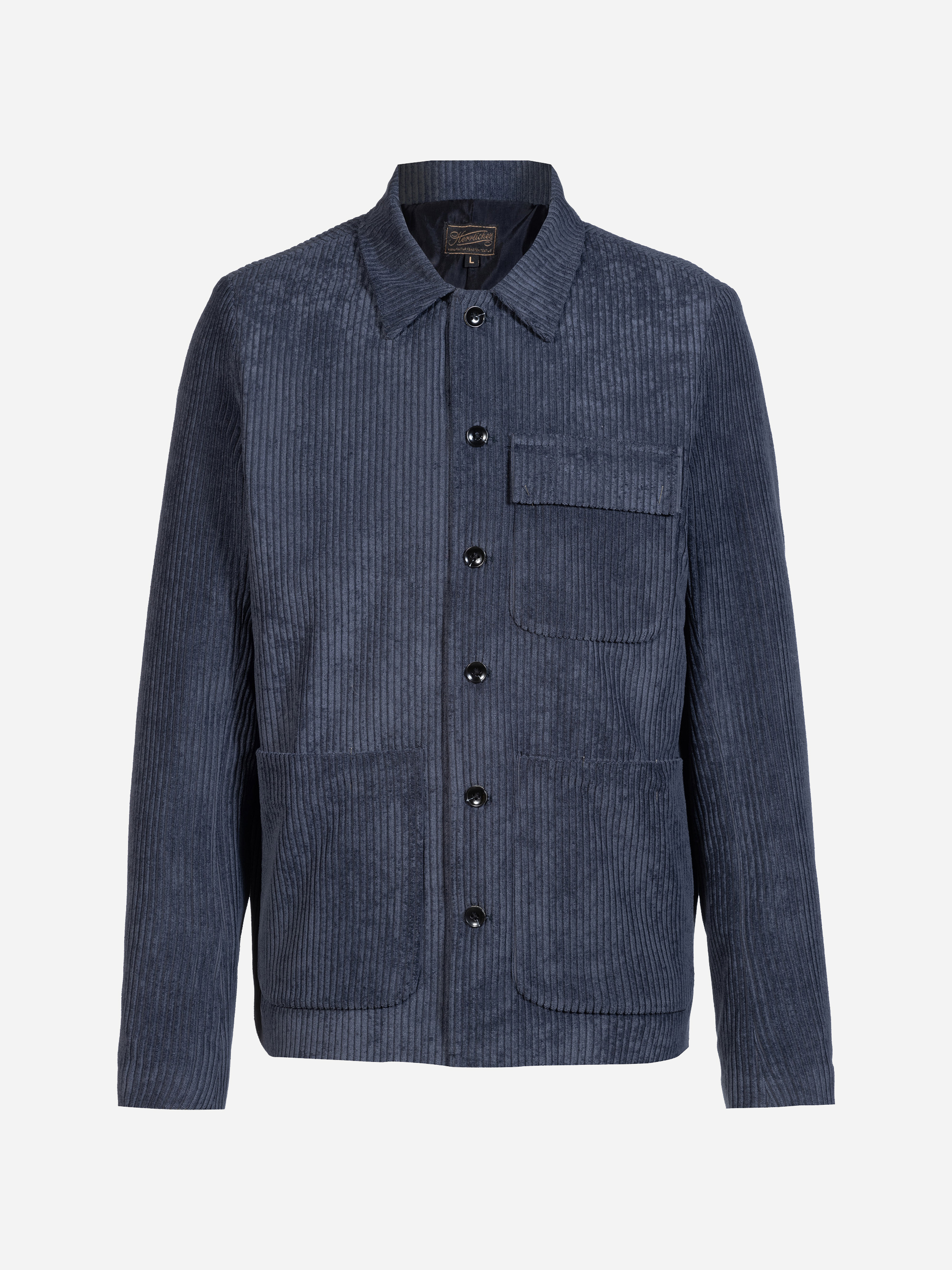Blaue Cordjacke mit Kragen, schwarzen Knöpfen, einer Brusttasche und zwei unteren Vordertaschen, dargestellt vor einem schlichten weißen Hintergrund.