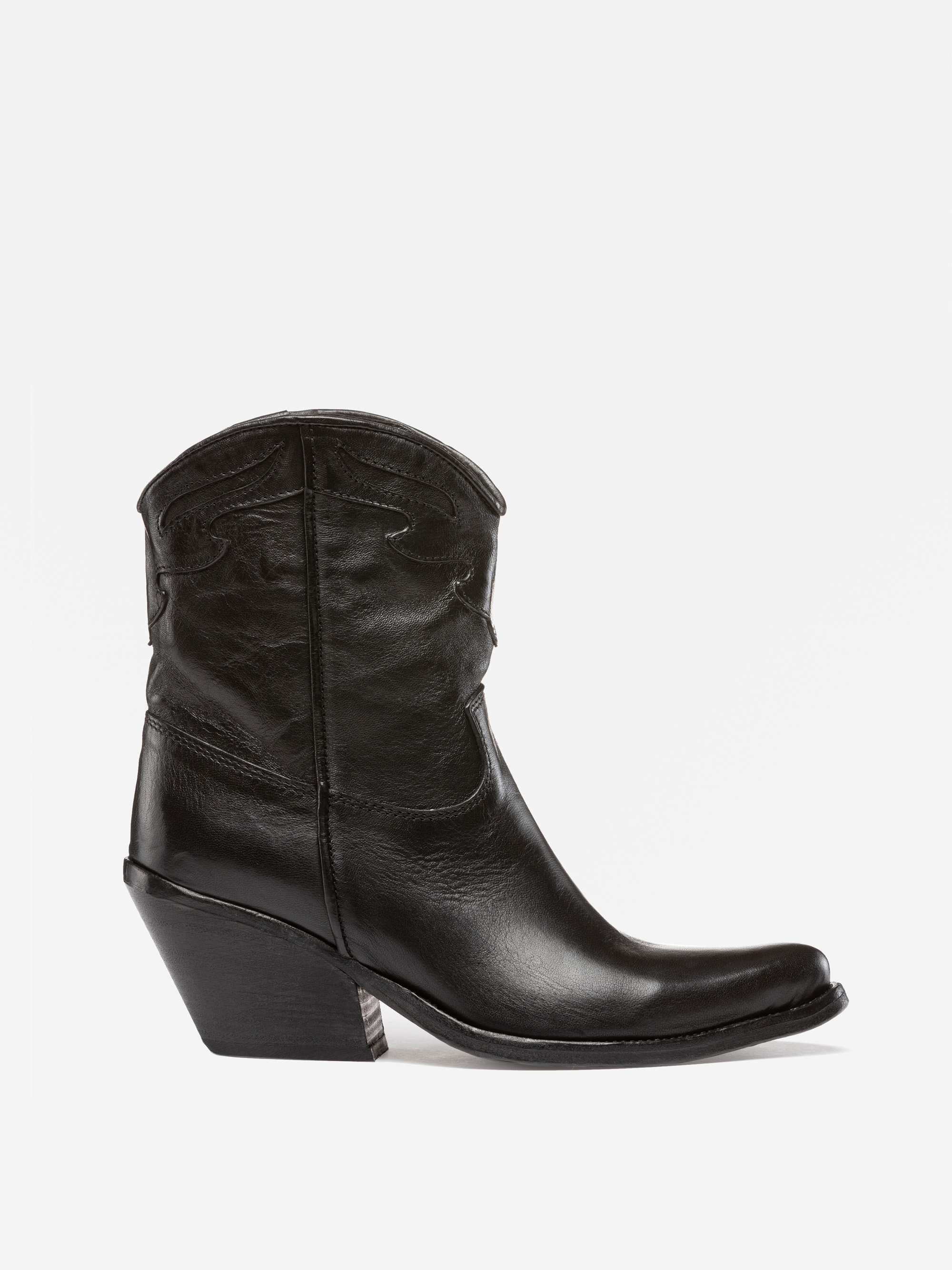 Ein schwarzer Cowboystiefel aus Leder mit spitzer Spitze, Ziernähten und einem schrägen, klobigen Absatz auf weißem Hintergrund.