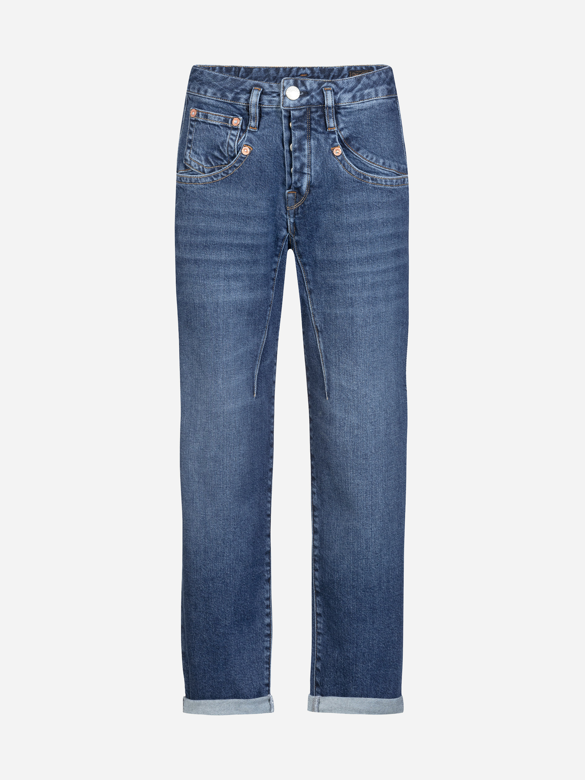 Blaue Jeans aus Denim mit geradem Schnitt, fünf Taschen und umgeschlagenen Säumen. Die Jeans verfügt über einen Knopf- und Reißverschluss, kupferfarbene Nieten und leichte Verwaschungen an den Oberschenkeln. Dargestellt vor einem schlichten weißen H
