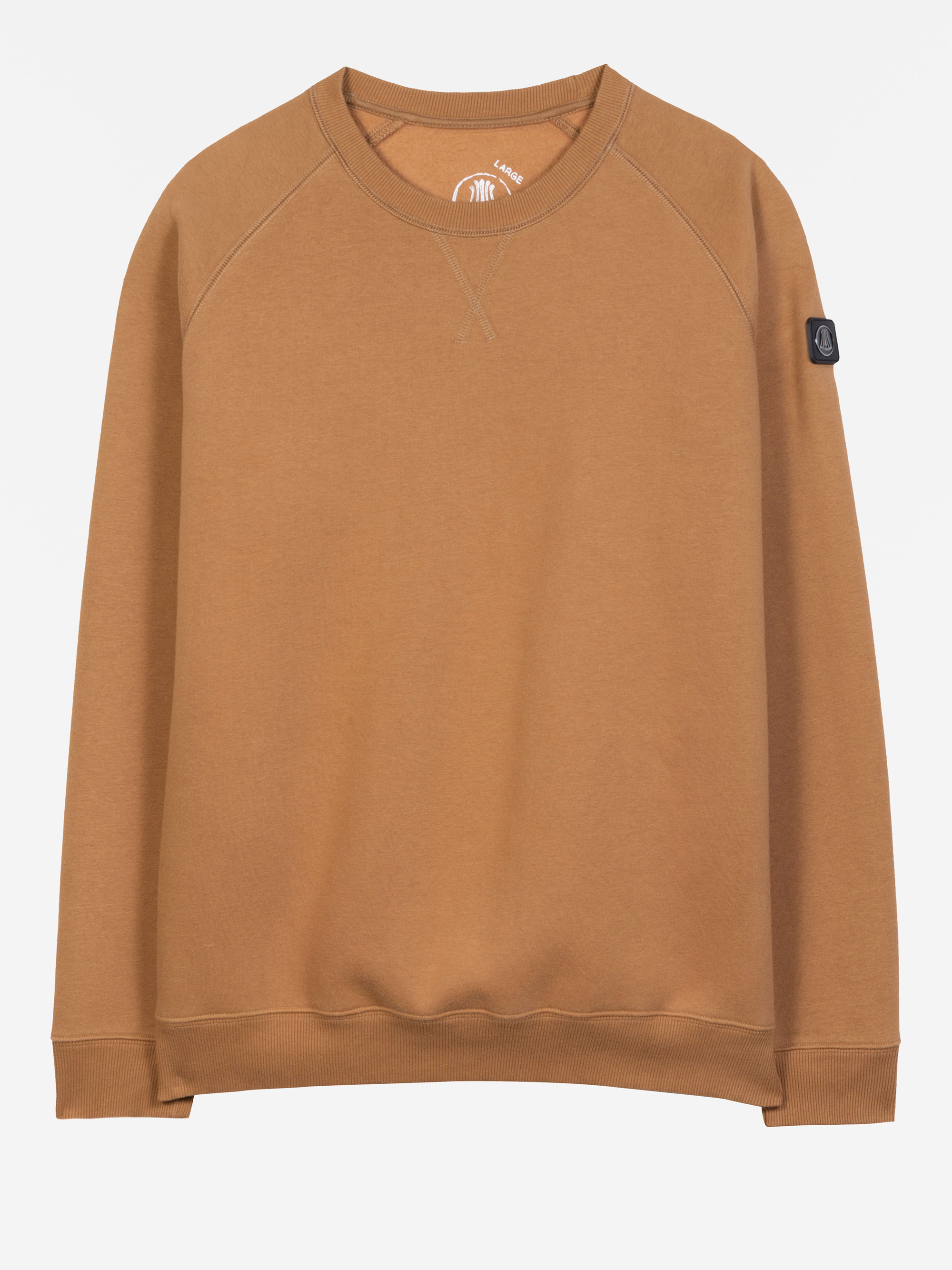 Ein schlichtes braunes Sweatshirt mit Rundhalsausschnitt, langen Ärmeln, gerippten Bündchen und Saum sowie einem kleinen schwarzen Aufnäher am linken Oberarm. Das Shirt ist vor einem weißen Hintergrund abgebildet.