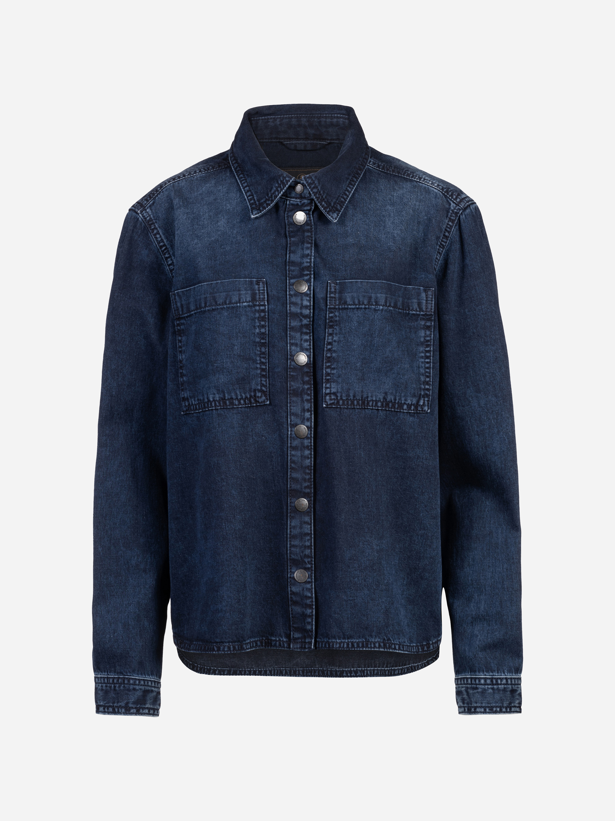 Eine dunkelblaue Jeansjacke mit langen Ärmeln, Kragen, geknöpfter Vorderseite und zwei großen Brusttaschen, dargestellt auf einem einfarbig weißen Hintergrund.