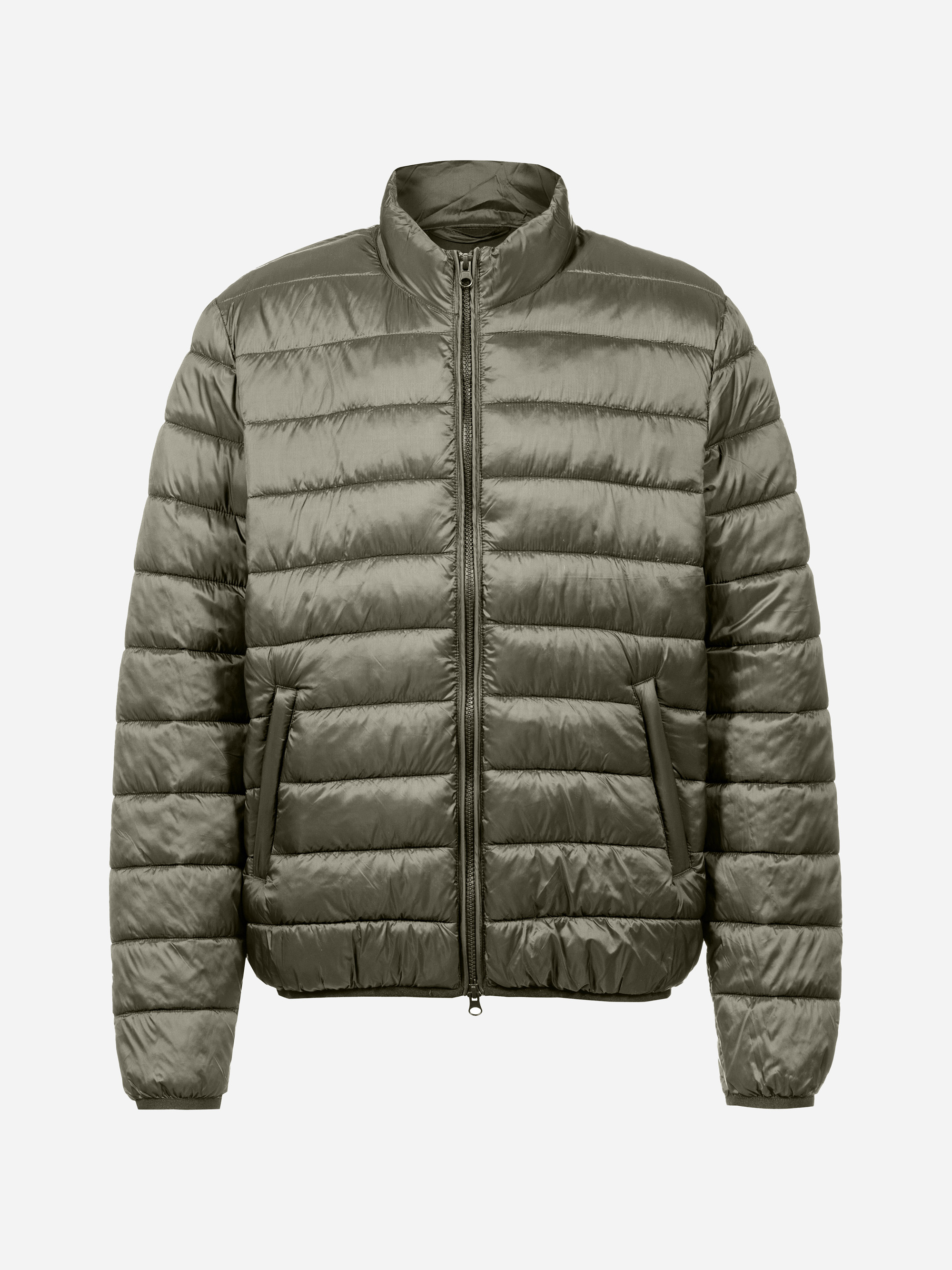 Olivgrüne Pufferjacke mit horizontalen Nähten, Reißverschluss vorne, Stehkragen und langen Ärmeln auf weißem Hintergrund.