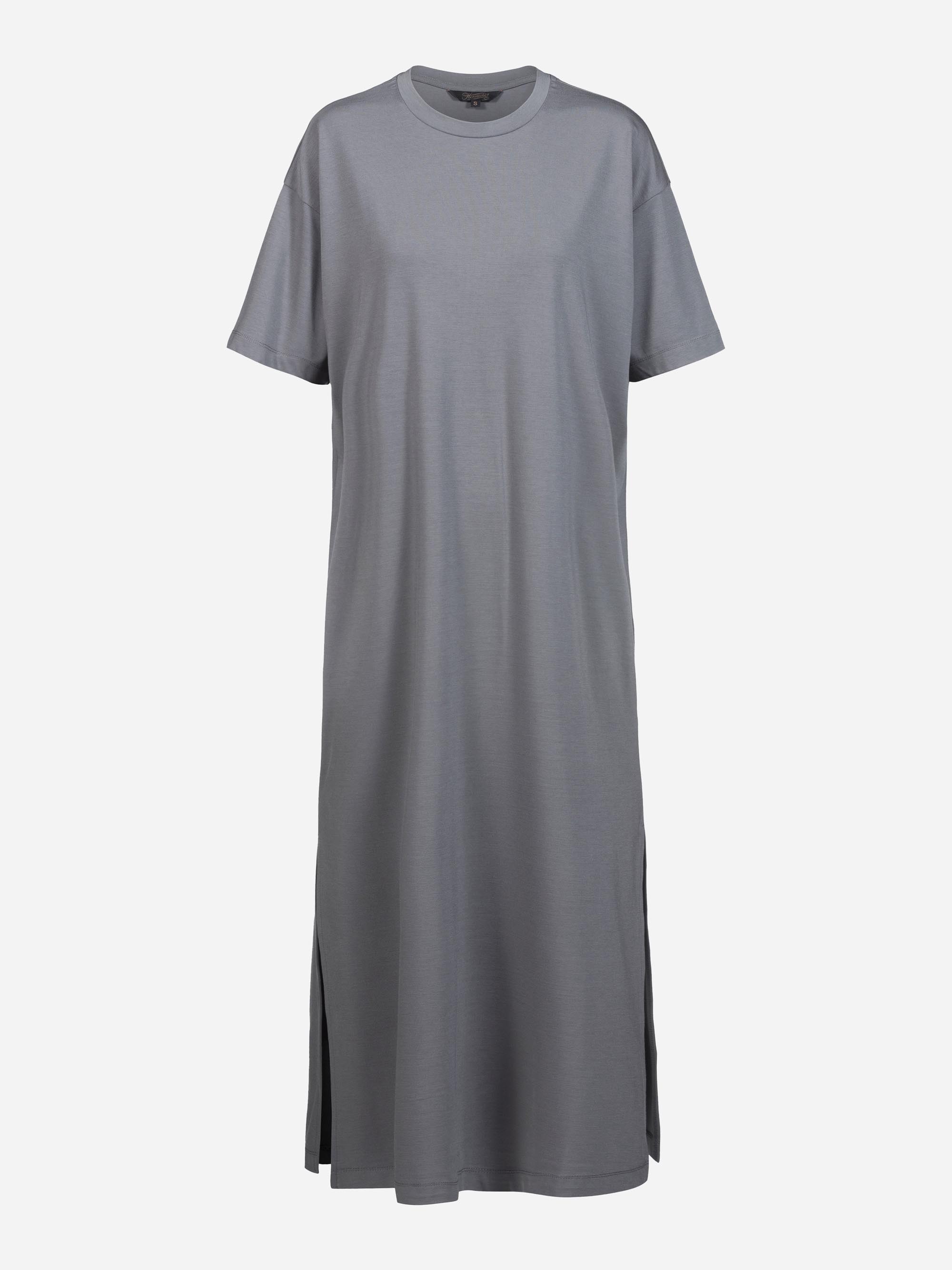 Ein schlichtes, kurzärmeliges, knöchellanges graues T-Shirt-Kleid mit Rundhalsausschnitt und Seitenschlitzen am Saum auf weißem Grund.
