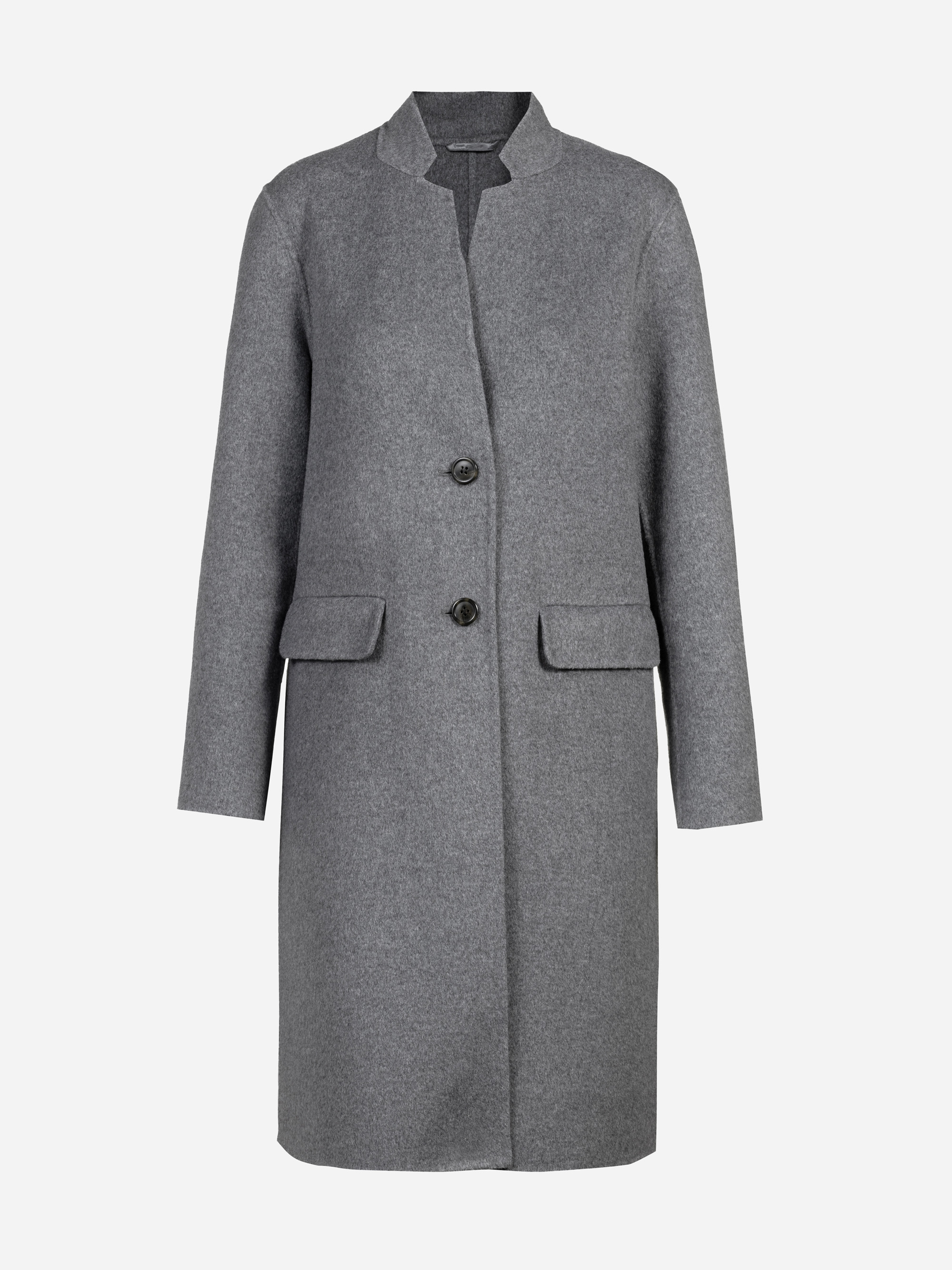 Langer, grauer, kragenloser Mantel mit zwei Knöpfen auf der Vorderseite und zwei Pattentaschen an der Hüfte auf einfarbig weißem Grund.
