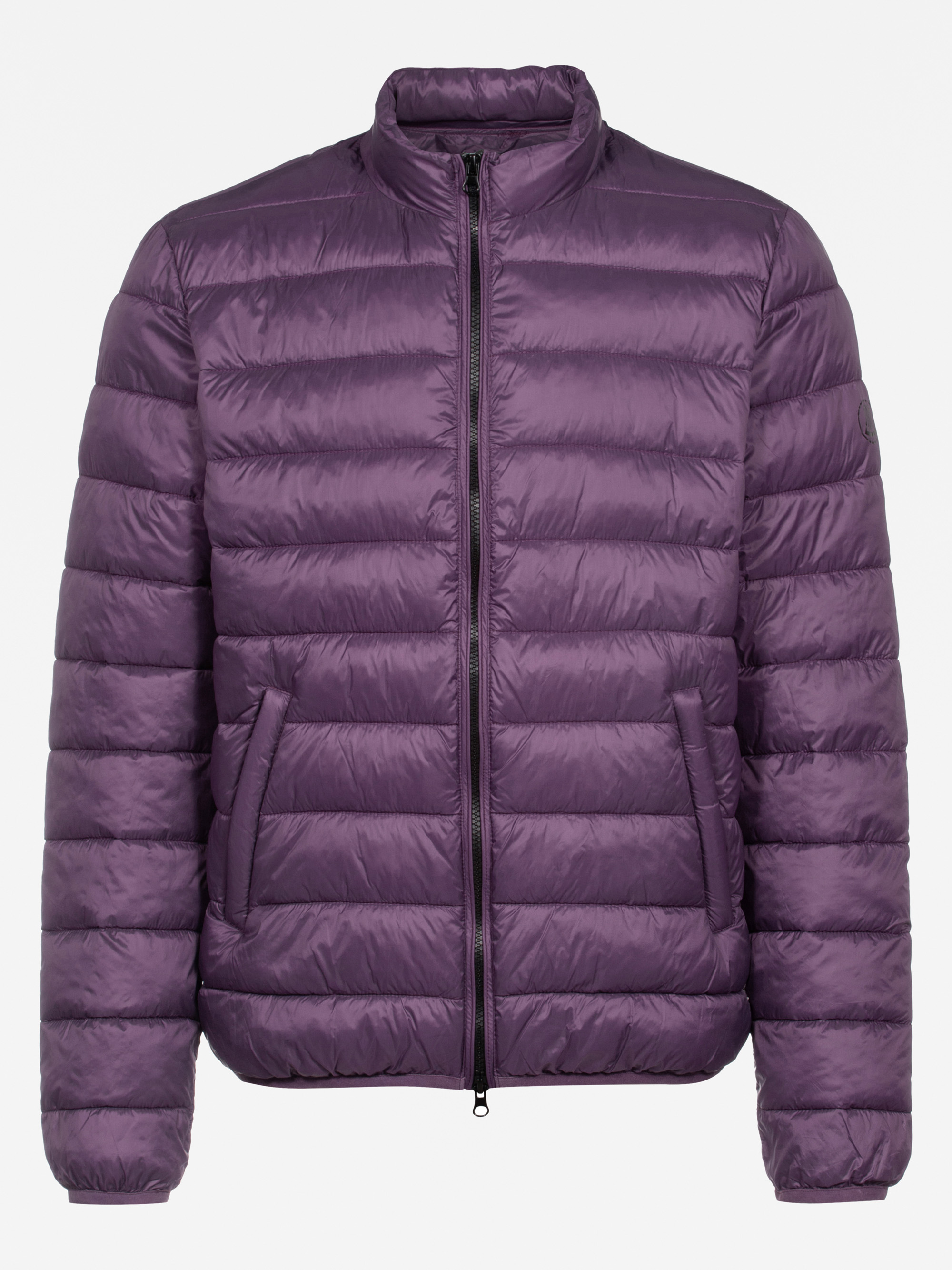 Eine lilafarbene Pufferjacke mit horizontaler Steppung, einem Frontreißverschluss, Seitentaschen und einem Stehkragen vor einem schlichten weißen Hintergrund.